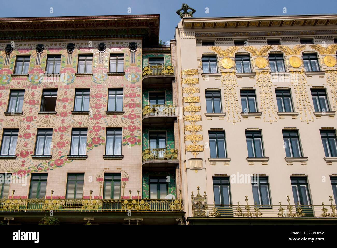 Facciata esterna con vista sulla facciata in stile Art Nouveau in oro fiorito degli appartamenti Majolikahaus, disegnati dall'architetto otto Wagner. A Vienna, Aust Foto Stock