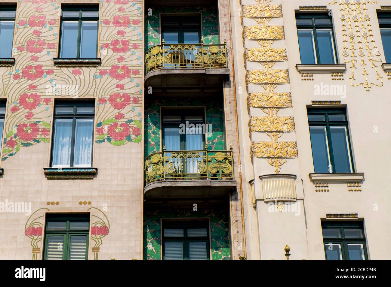 Facciata esterna con vista sulla facciata in stile Art Nouveau in oro fiorito degli appartamenti Majolikahaus, disegnati dall'architetto otto Wagner. A Vienna, Aust Foto Stock