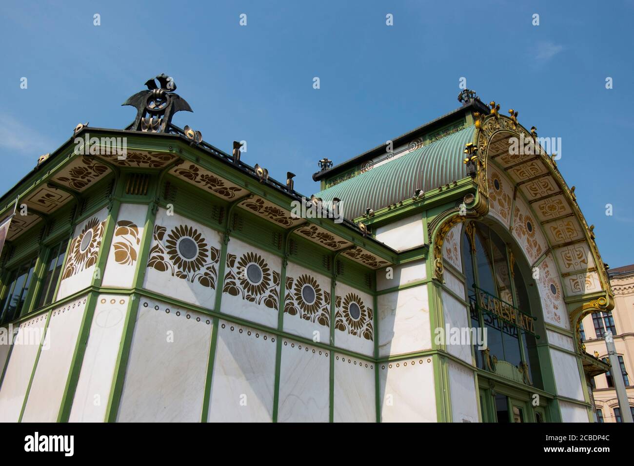 Facciata esterna con vista su marmo bianco Art Nouveau e metallo verde, stazione di Karlsplatz in ferro, progettata dall'architetto otto Wagner. A Vienna, Austria. Foto Stock