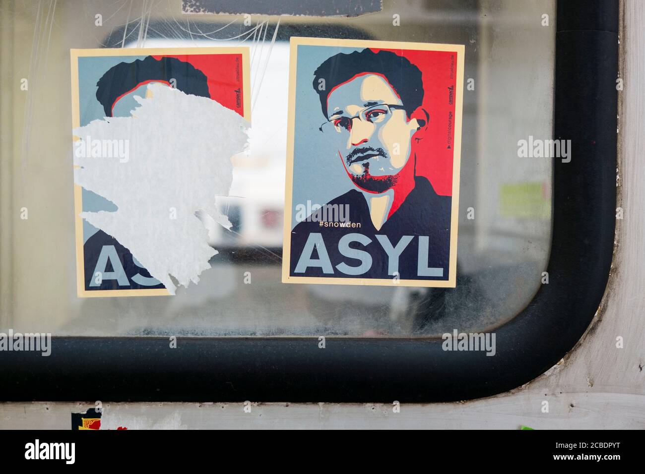 Un paio di adesivi Edward Snowden ASYL nello stile di Shepard Fairy Obama HOPE poster. A Vienna, Austria. Foto Stock
