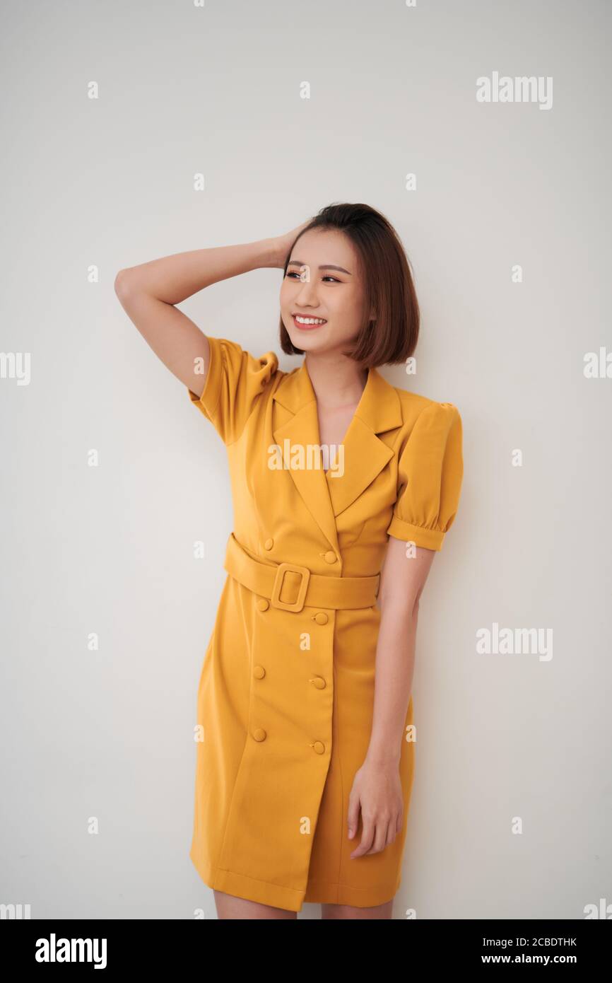 Primo piano di giovane bellezza felice faccia con sorriso isolato su sfondo bianco, modello è una bellezza asiatica Foto Stock