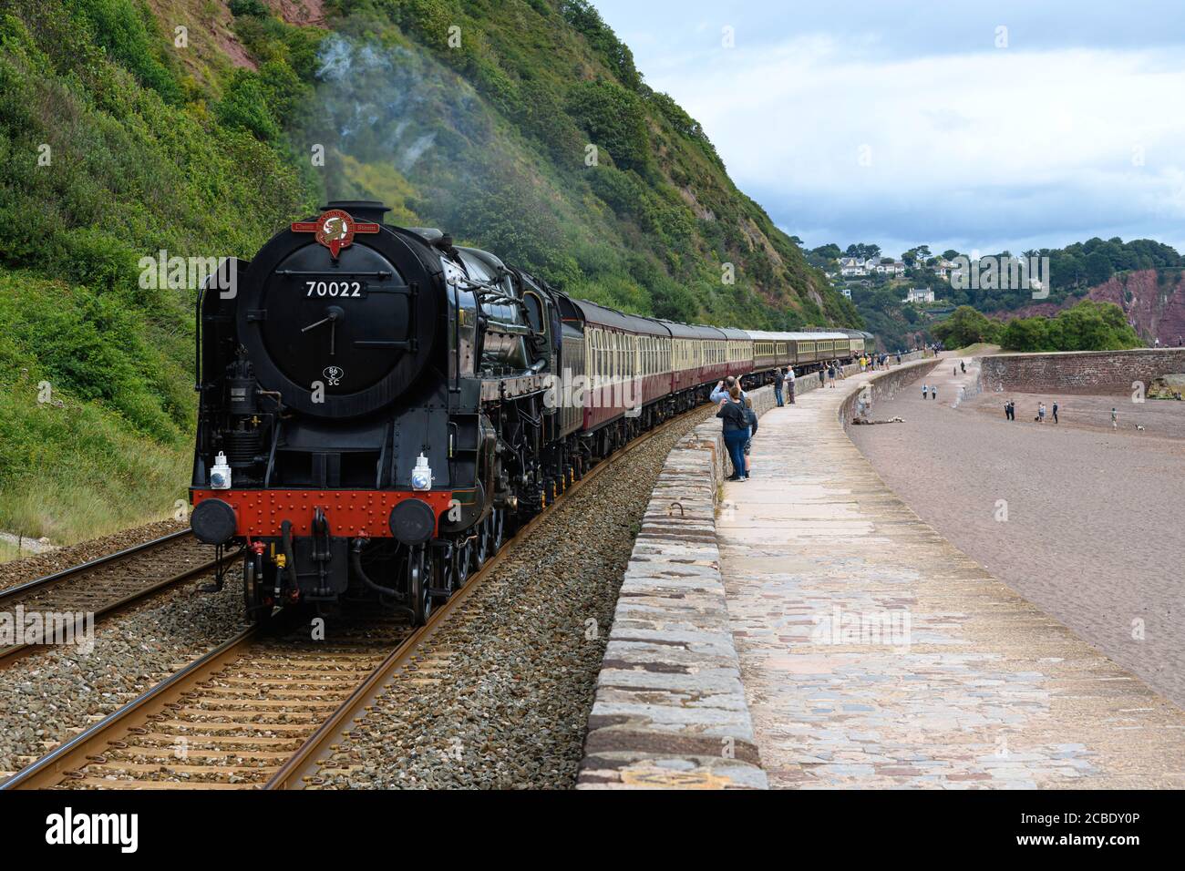 Locomotiva a vapore Britannia che corre nel 70022 con la Riviera Inglese L'Express passa davanti alla parete del mare Teignmouth Devon UK Foto Stock