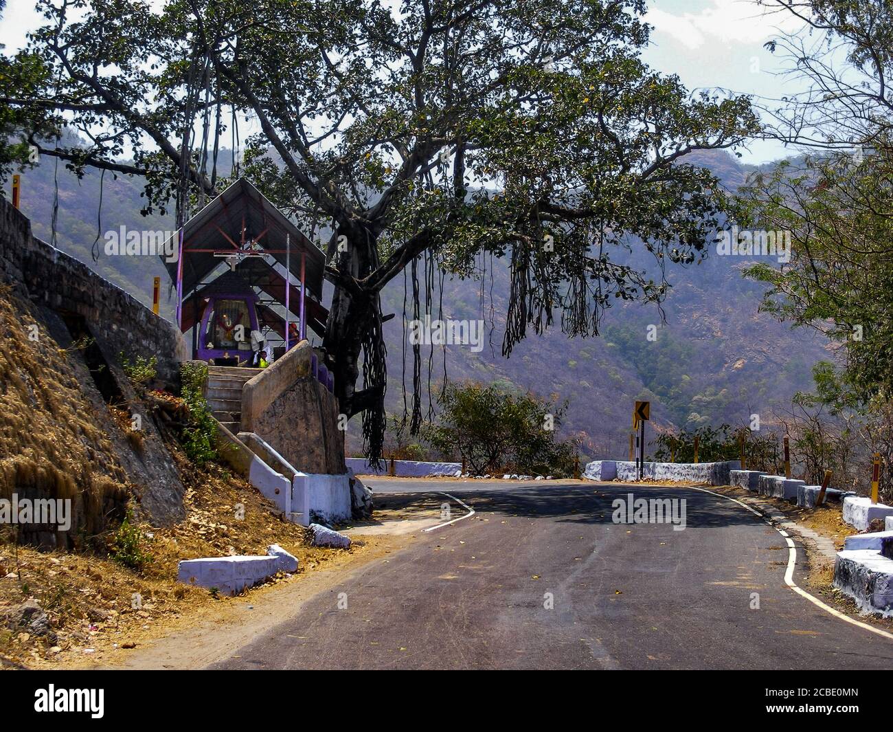 La strada curva per Thekkadi, Tamil Nadu, è famosa per i suoi templi indù in stile dravidiana. Una terra di patrimonio culturale e religioso Foto Stock