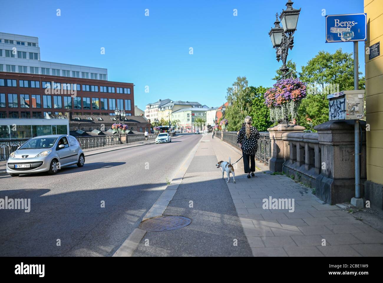 La gente cammina su Bergsbron, che è un ponte storico attraverso il fiume Motala a Norrköping, Svezia. Foto Stock