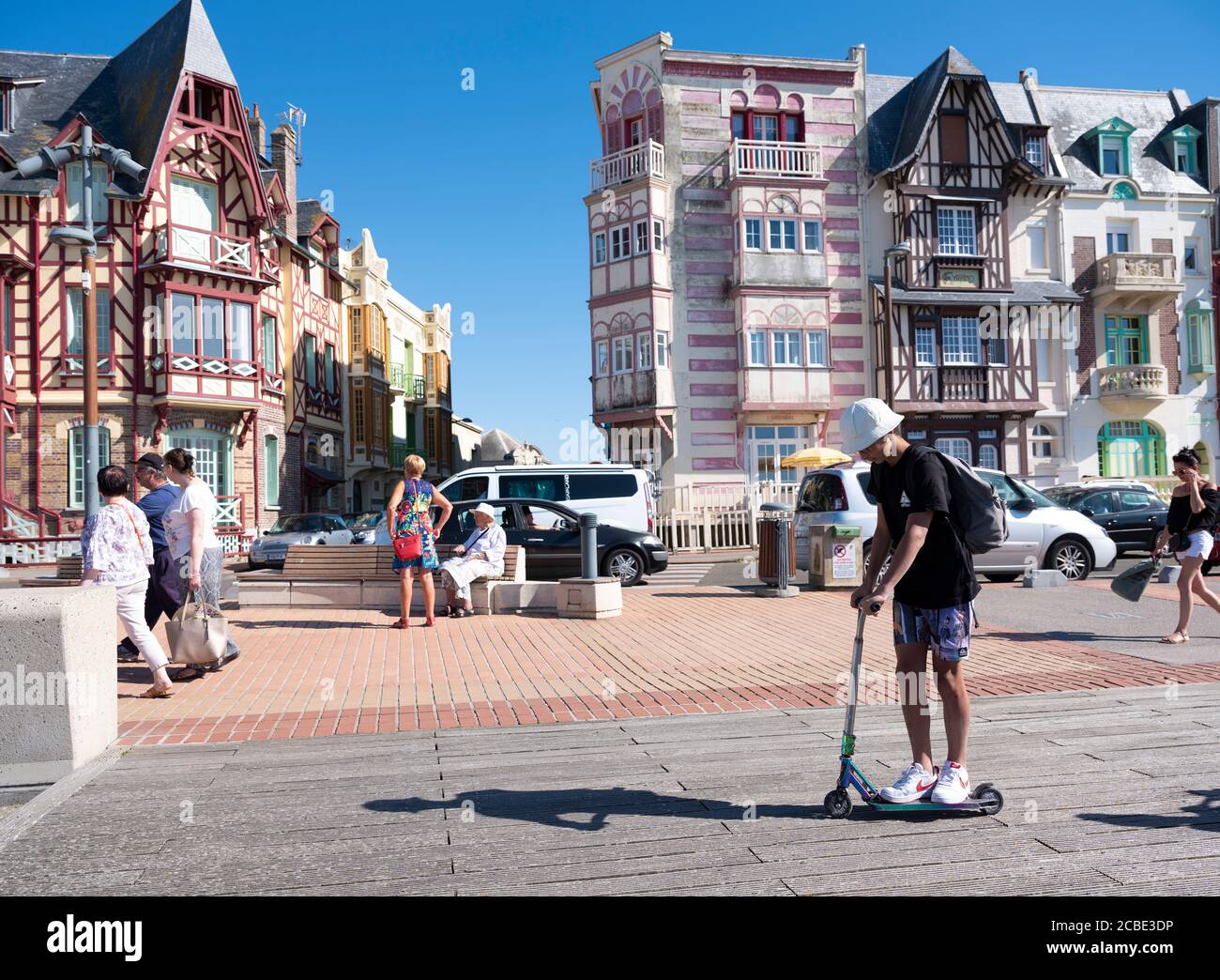 boulevard con le persone e le case colorate di mers les bains in normandia Foto Stock