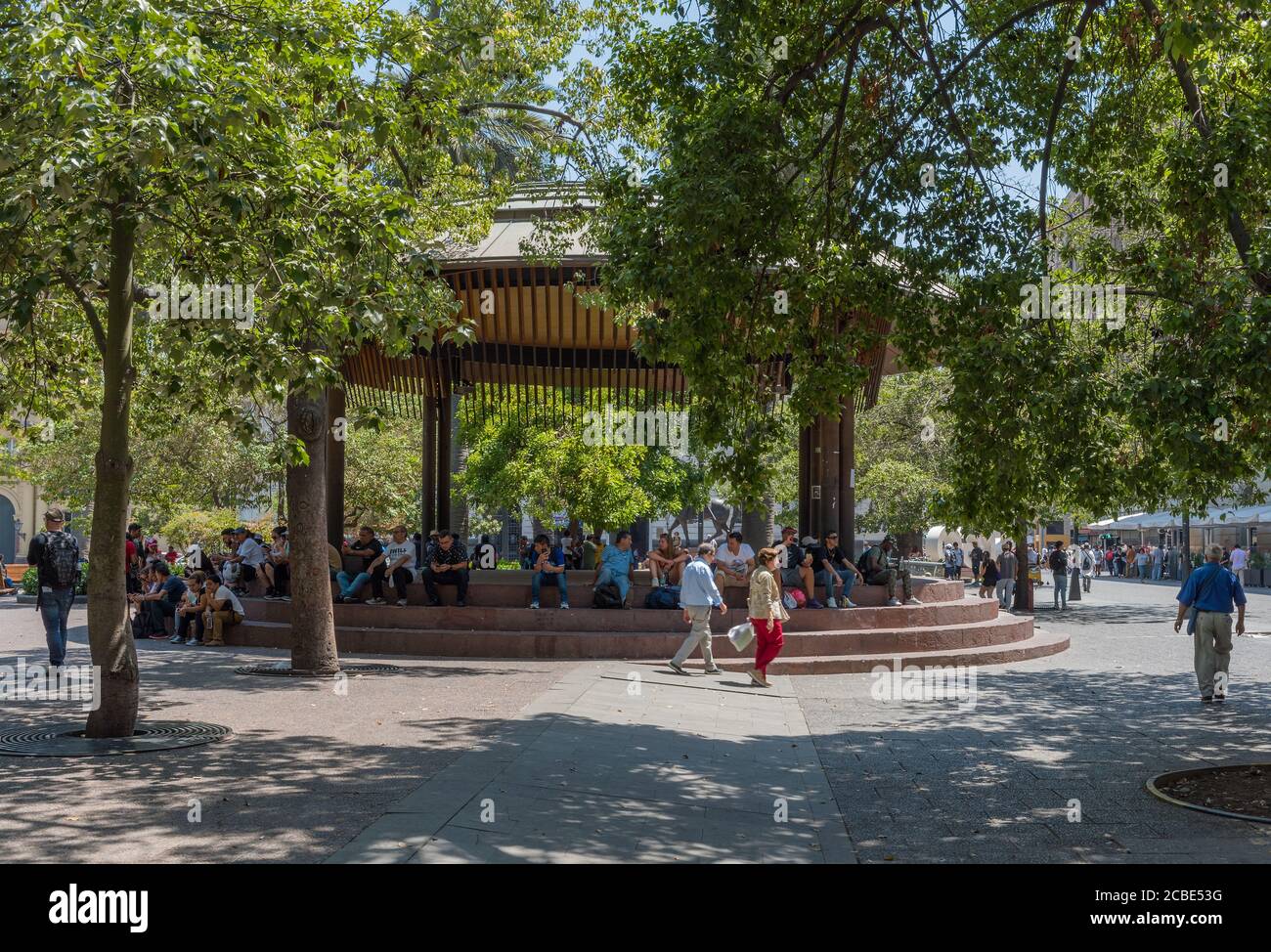 Persone non identificate camminano su Plaza de Armas nel centro di Santiago, Cile Foto Stock