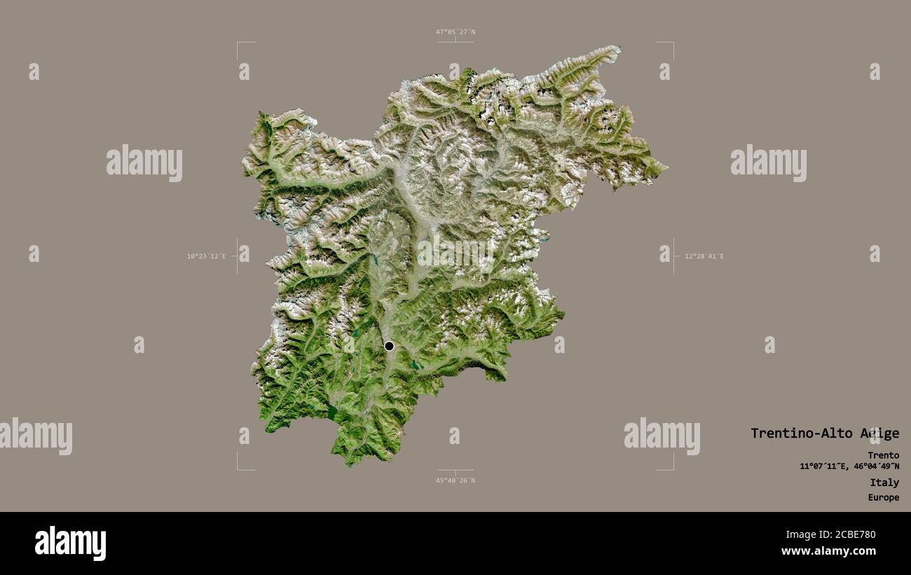 Area del Trentino-Alto Adige, regione autonoma d'Italia, isolata su solido sfondo in un riquadro georeferenziato. Etichette. Immagini satellitari. 3D Foto Stock