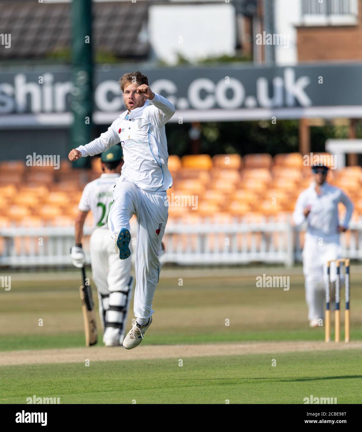 Matt Critchley del Derbyshire salta per gioia mentre prende il suo quinto wicket in una partita del Bob Willis Trophy contro Leicestershire. Foto Stock