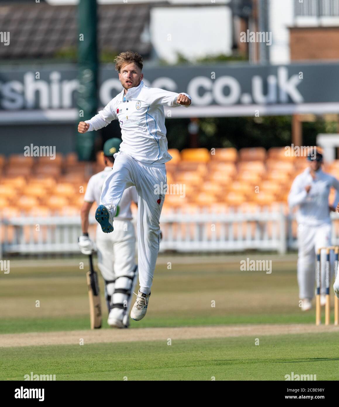 Matt Critchley del Derbyshire salta per gioia mentre prende il suo quinto wicket in una partita del Bob Willis Trophy contro Leicestershire. Foto Stock