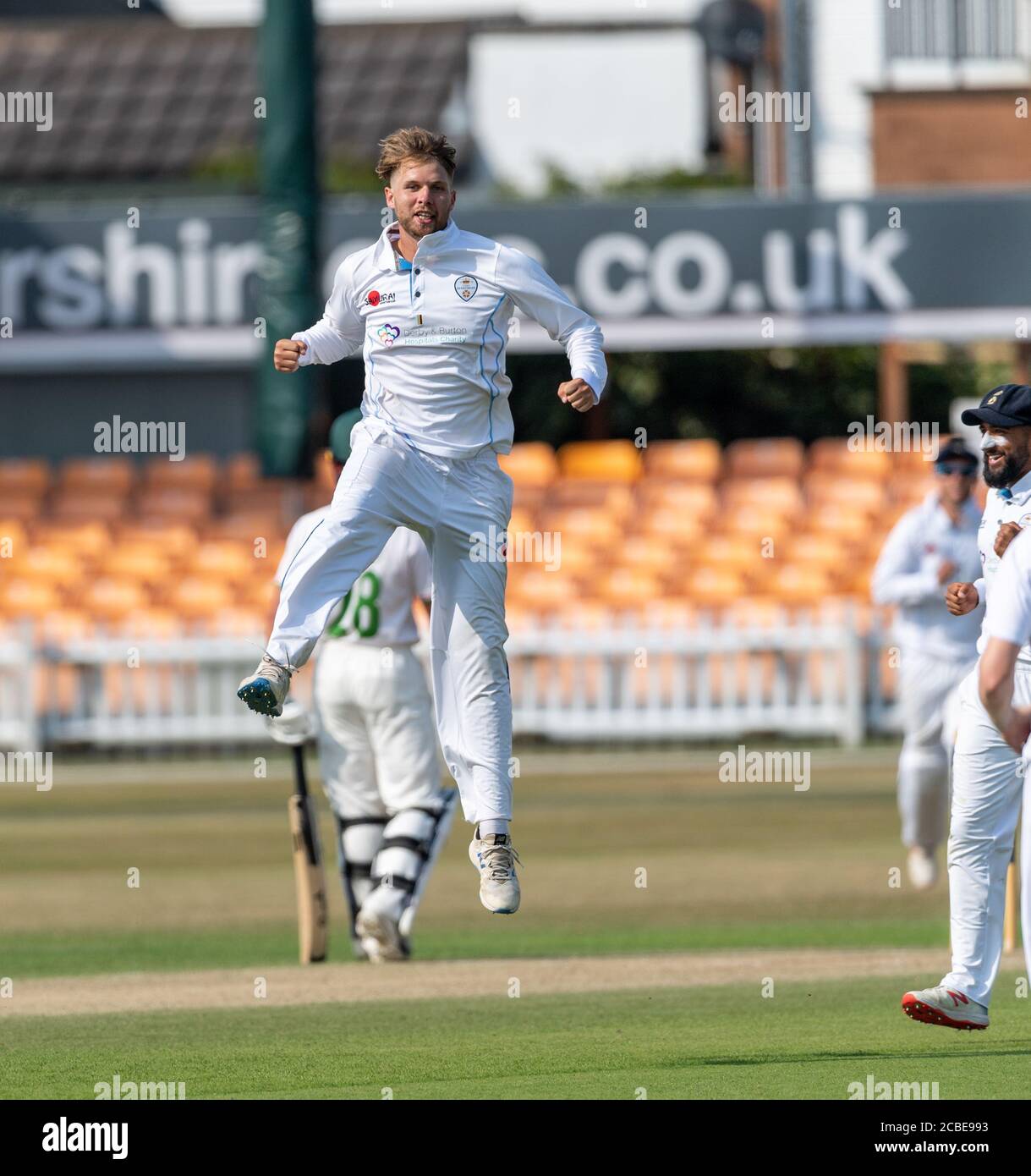 Matt Critchley del Derbyshire salta per gioia mentre prende il suo quinto wicket in una partita del Bob Willis Trophy contro Leicestershire. Foto Stock