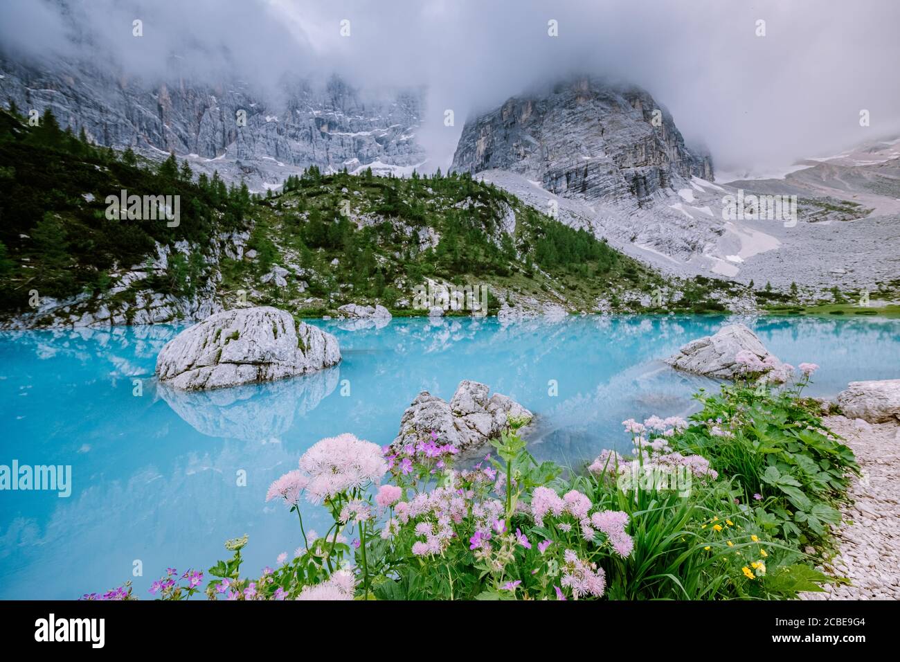 Lago verde blu nelle Dolomiti,splendido lago Sorapis Lago di Sorapis nelle Dolomiti, meta di viaggi molto apprezzata in Italia Foto Stock