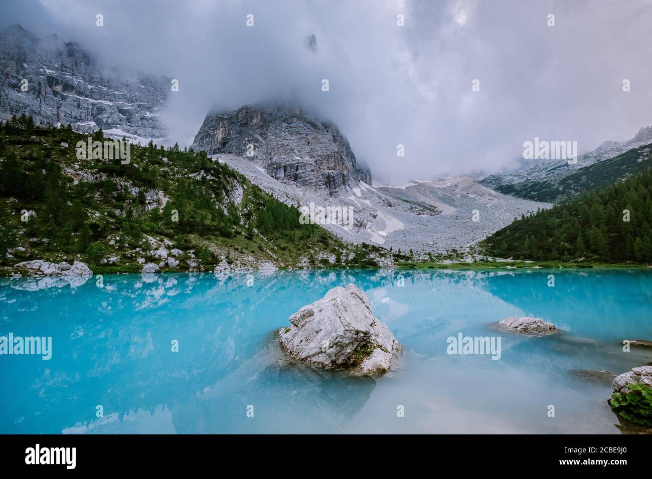 Lago verde blu nelle Dolomiti,splendido lago Sorapis Lago di Sorapis nelle Dolomiti, meta di viaggi molto apprezzata in Italia Foto Stock