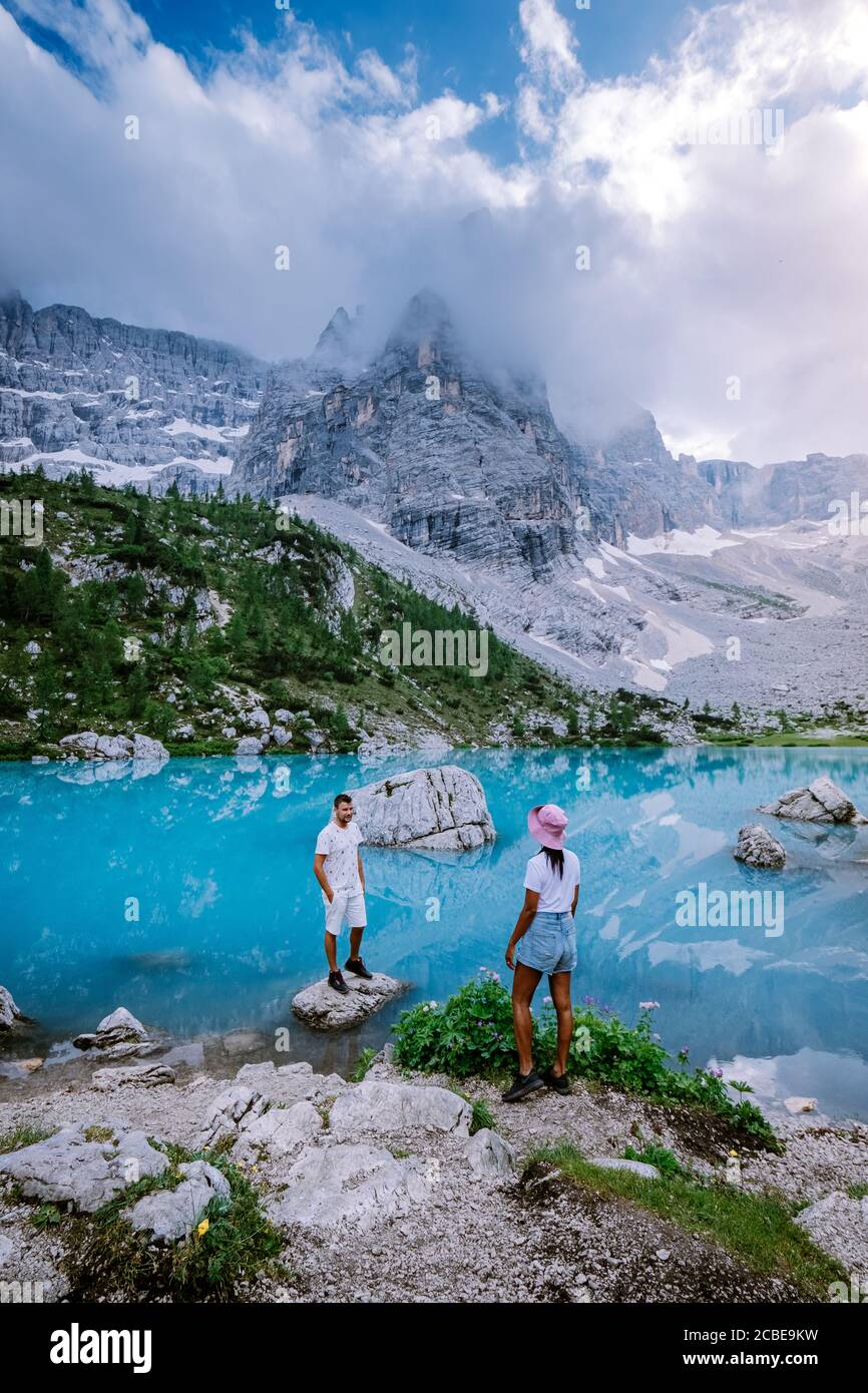 Coppia Visita il lago verde blu delle Dolomiti,splendido lago Sorapis Lago di Sorapis nelle Dolomiti, meta turistica molto apprezzata in Italia Foto Stock