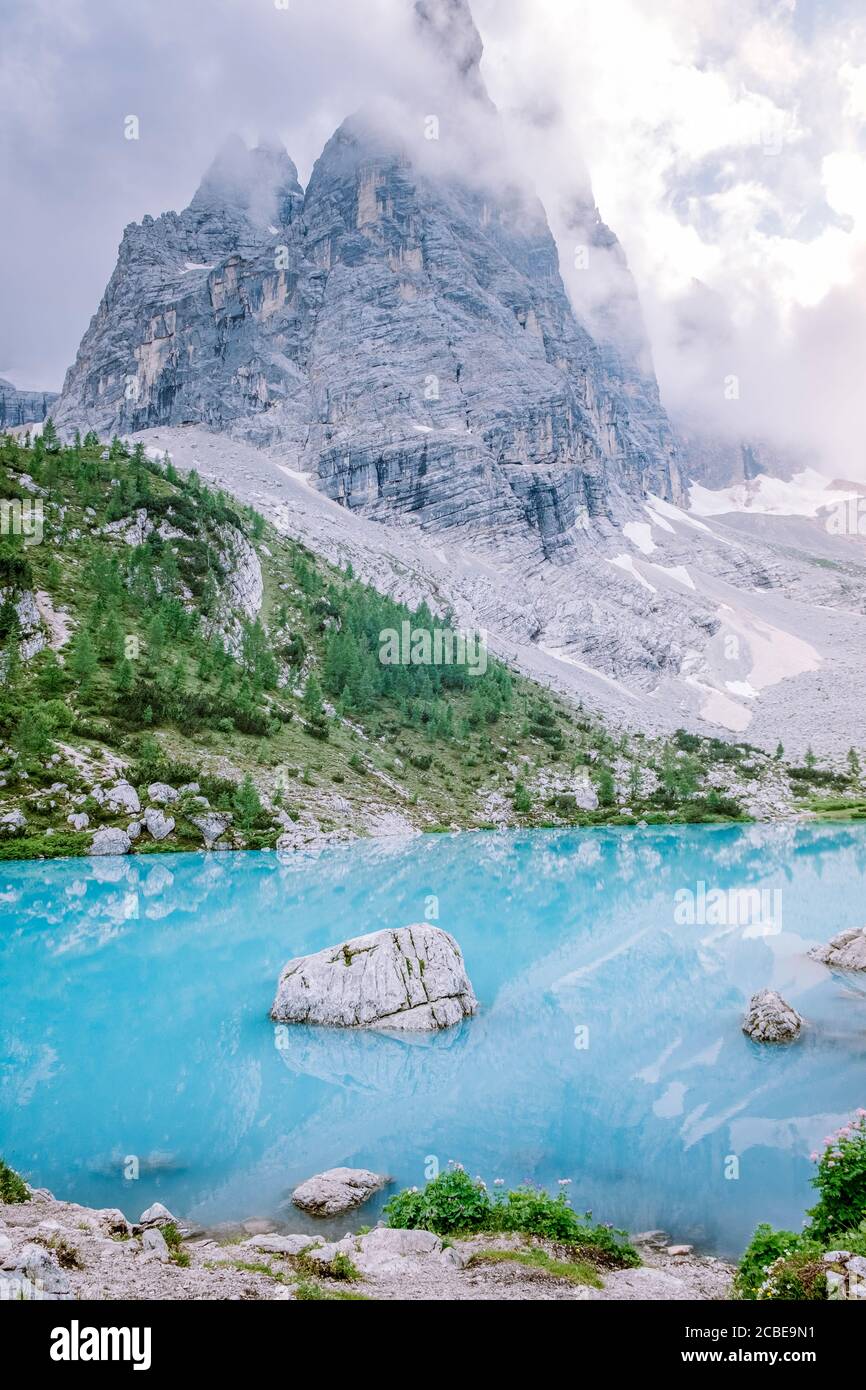 Lago verde blu nelle Dolomiti,splendido lago Sorapis Lago di Sorapis nelle Dolomiti, meta di viaggi molto apprezzata in Italia Foto Stock