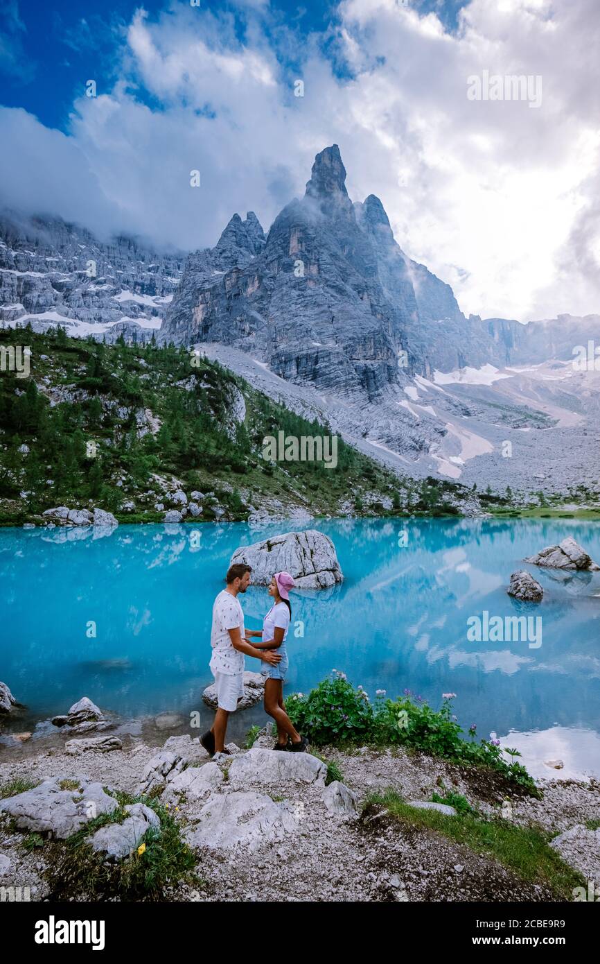 Coppia Visita il lago verde blu delle Dolomiti,splendido lago Sorapis Lago di Sorapis nelle Dolomiti, meta turistica molto apprezzata in Italia Foto Stock
