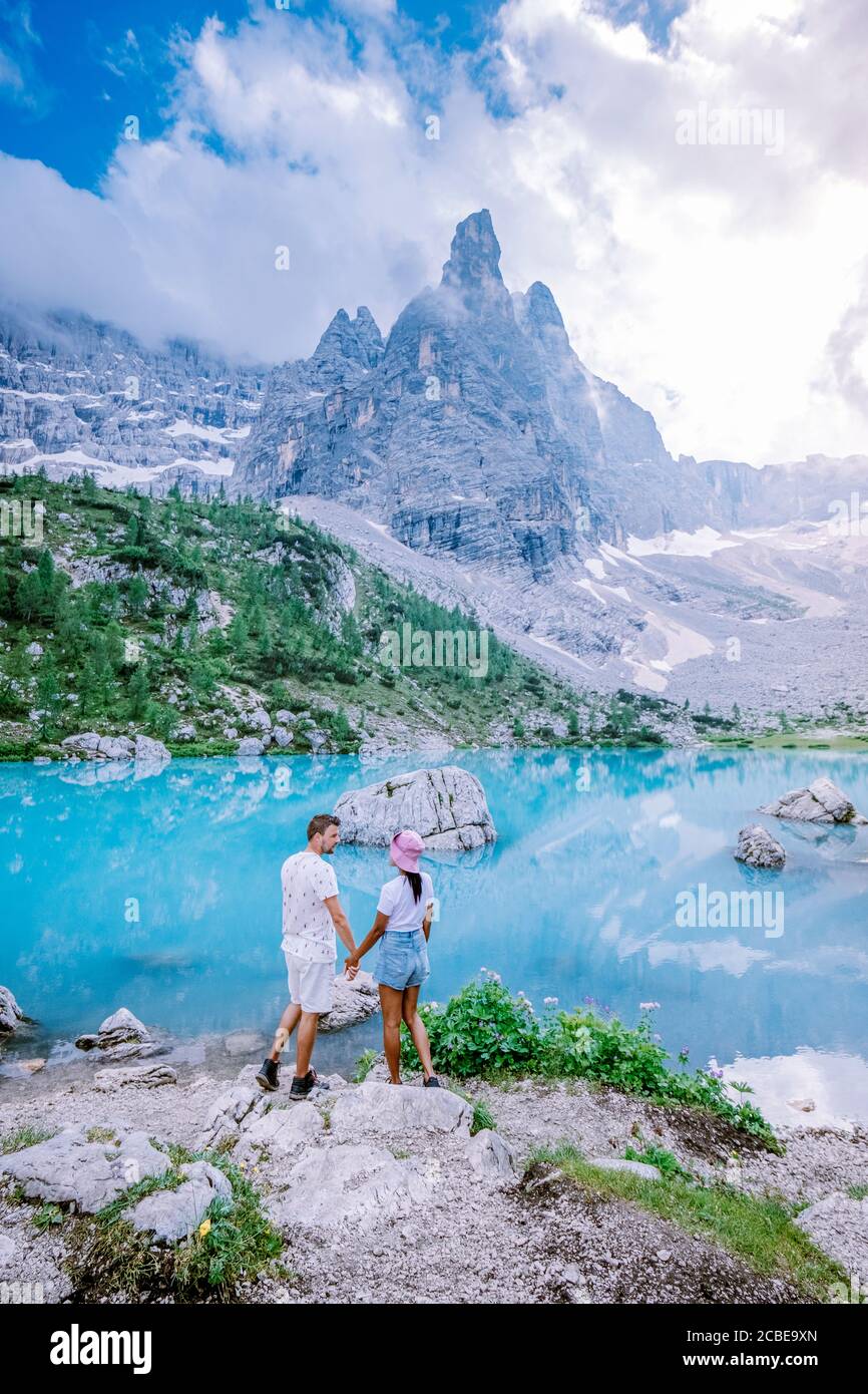Coppia Visita il lago verde blu delle Dolomiti,splendido lago Sorapis Lago di Sorapis nelle Dolomiti, meta turistica molto apprezzata in Italia Foto Stock