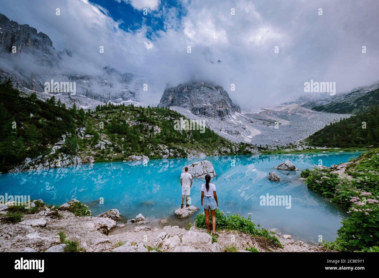 Coppia Visita il lago verde blu delle Dolomiti,splendido lago Sorapis Lago di Sorapis nelle Dolomiti, meta turistica molto apprezzata in Italia Foto Stock