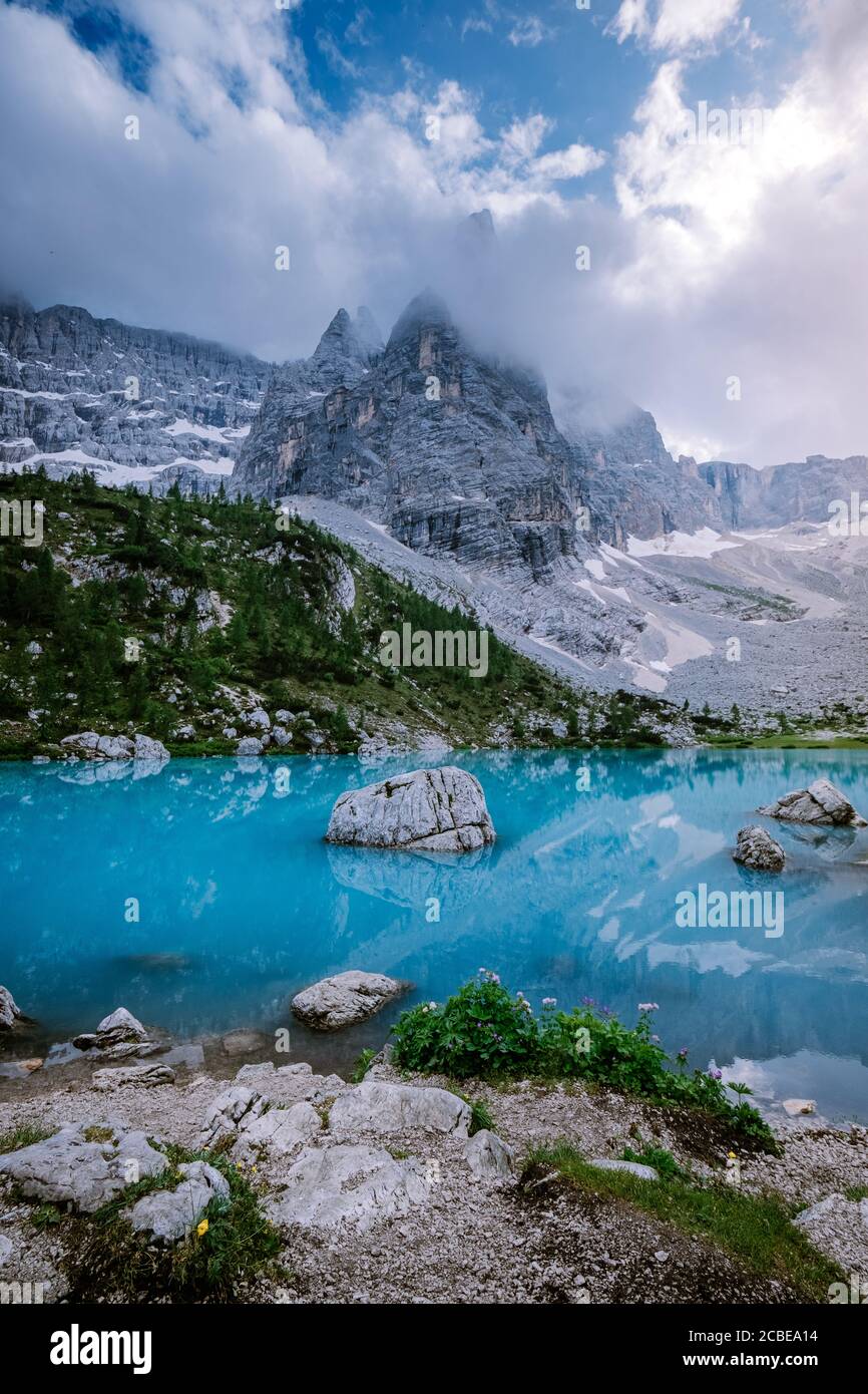 Lago verde blu nelle Dolomiti,splendido lago Sorapis Lago di Sorapis nelle Dolomiti, meta di viaggi molto apprezzata in Italia Foto Stock