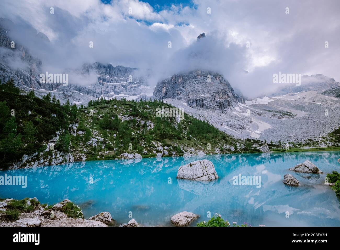 Lago verde blu nelle Dolomiti,splendido lago Sorapis Lago di Sorapis nelle Dolomiti, meta di viaggi molto apprezzata in Italia Foto Stock