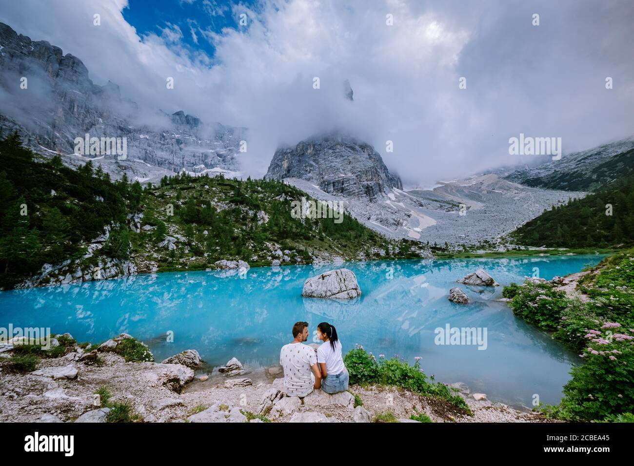 Coppia Visita il lago verde blu delle Dolomiti,splendido lago Sorapis Lago di Sorapis nelle Dolomiti, meta turistica molto apprezzata in Italia Foto Stock