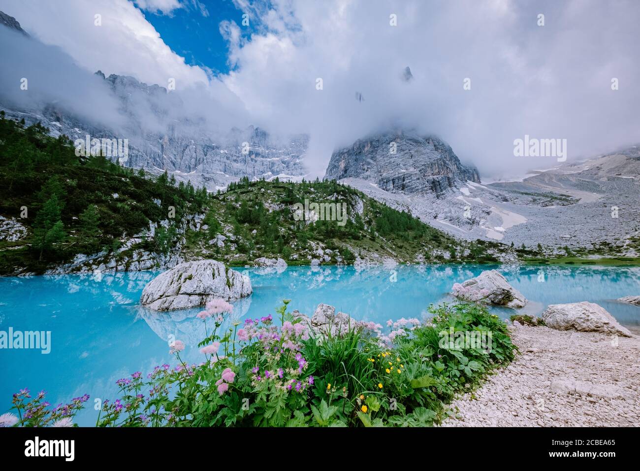 Lago verde blu nelle Dolomiti,splendido lago Sorapis Lago di Sorapis nelle Dolomiti, meta di viaggi molto apprezzata in Italia Foto Stock