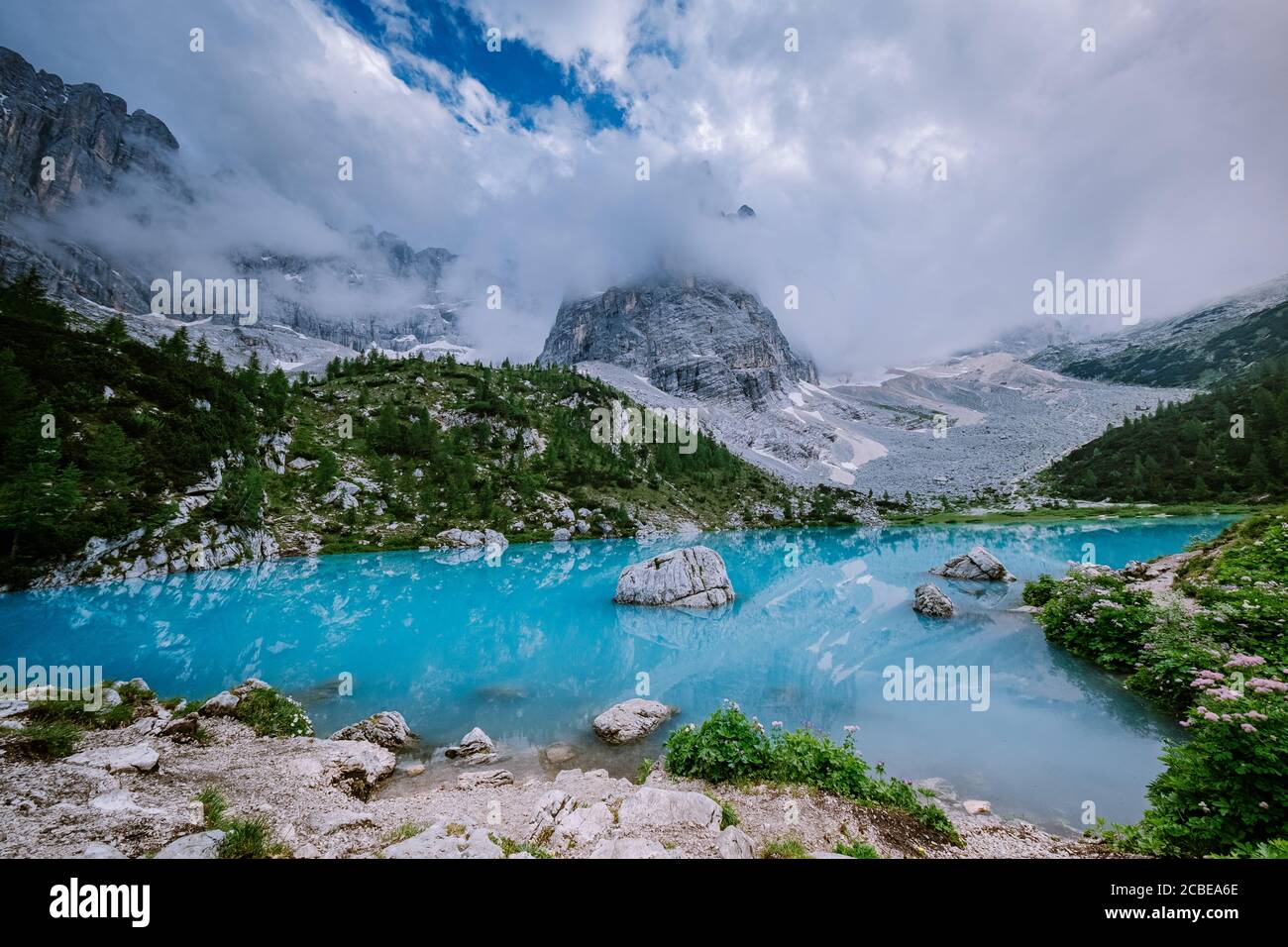 Lago verde blu nelle Dolomiti,splendido lago Sorapis Lago di Sorapis nelle Dolomiti, meta di viaggi molto apprezzata in Italia Foto Stock