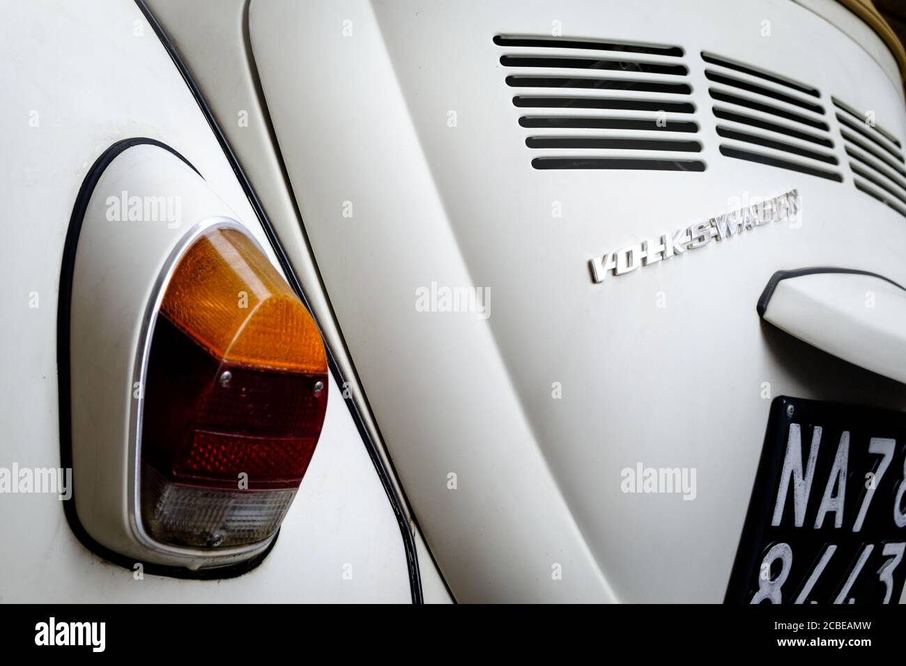 Vista di dettaglio di un vecchio classico Volkswagen VW Beetle, in primo piano fanalino di coda e luci di segnalazione Foto Stock