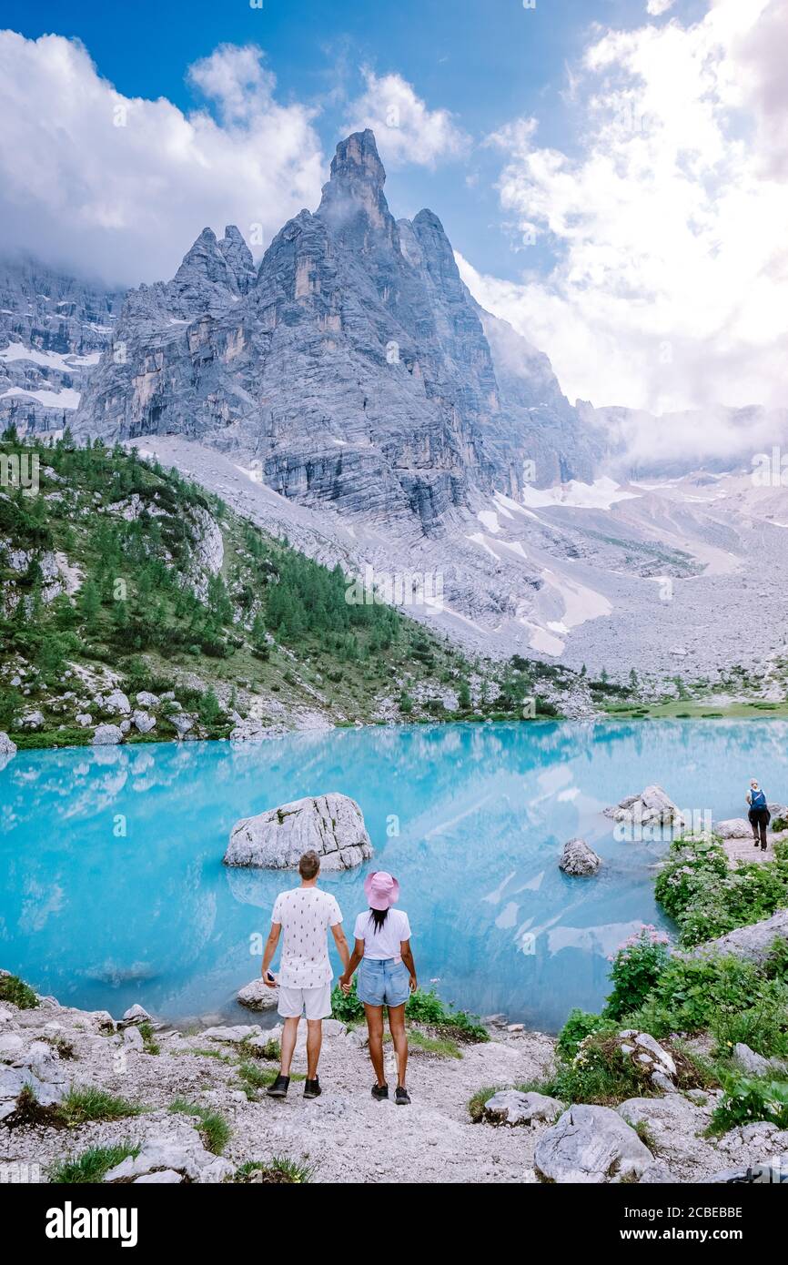 Coppia Visita il lago verde blu delle Dolomiti,splendido lago Sorapis Lago di Sorapis nelle Dolomiti, meta turistica molto apprezzata in Italia Foto Stock