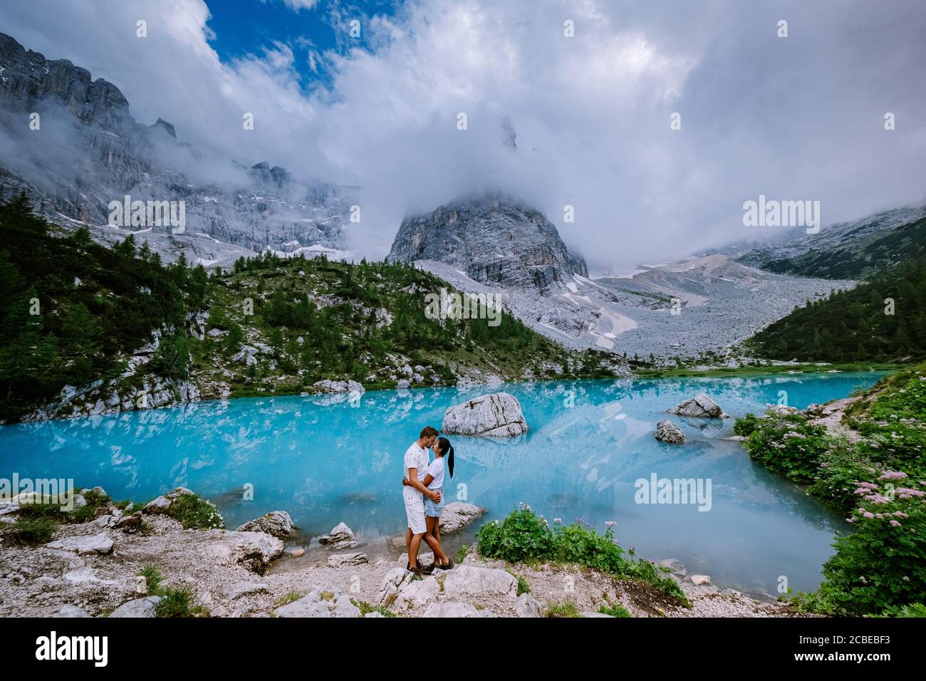 Coppia Visita il lago verde blu delle Dolomiti,splendido lago Sorapis Lago di Sorapis nelle Dolomiti, meta turistica molto apprezzata in Italia Foto Stock