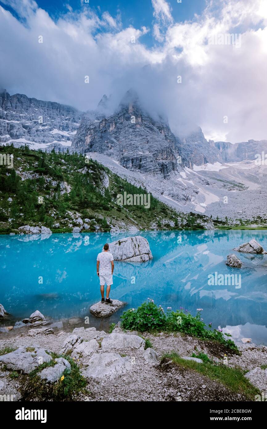 Lago verde blu nelle Dolomiti,splendido lago Sorapis Lago di Sorapis nelle Dolomiti, meta di viaggi molto apprezzata in Italia Foto Stock