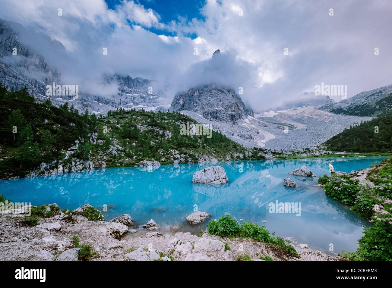Lago verde blu nelle Dolomiti,splendido lago Sorapis Lago di Sorapis nelle Dolomiti, meta di viaggi molto apprezzata in Italia Foto Stock