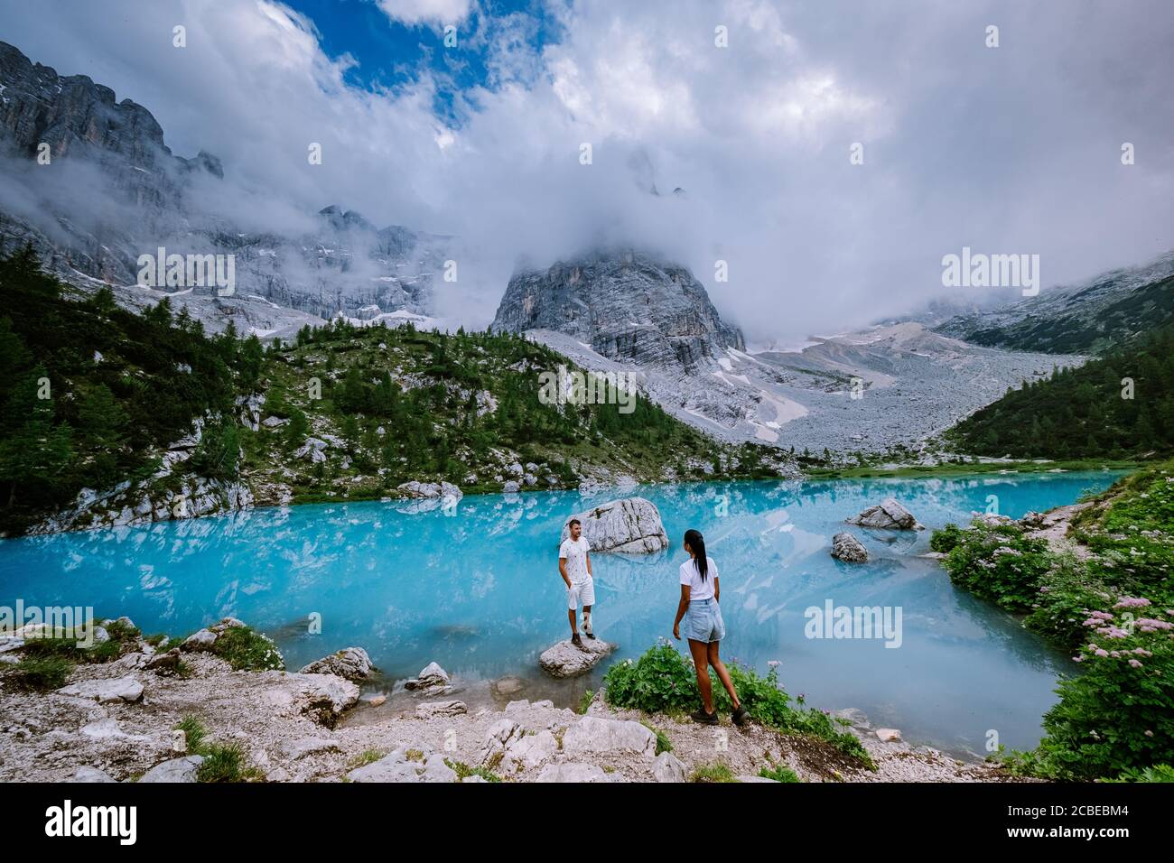Coppia Visita il lago verde blu delle Dolomiti,splendido lago Sorapis Lago di Sorapis nelle Dolomiti, meta turistica molto apprezzata in Italia Foto Stock