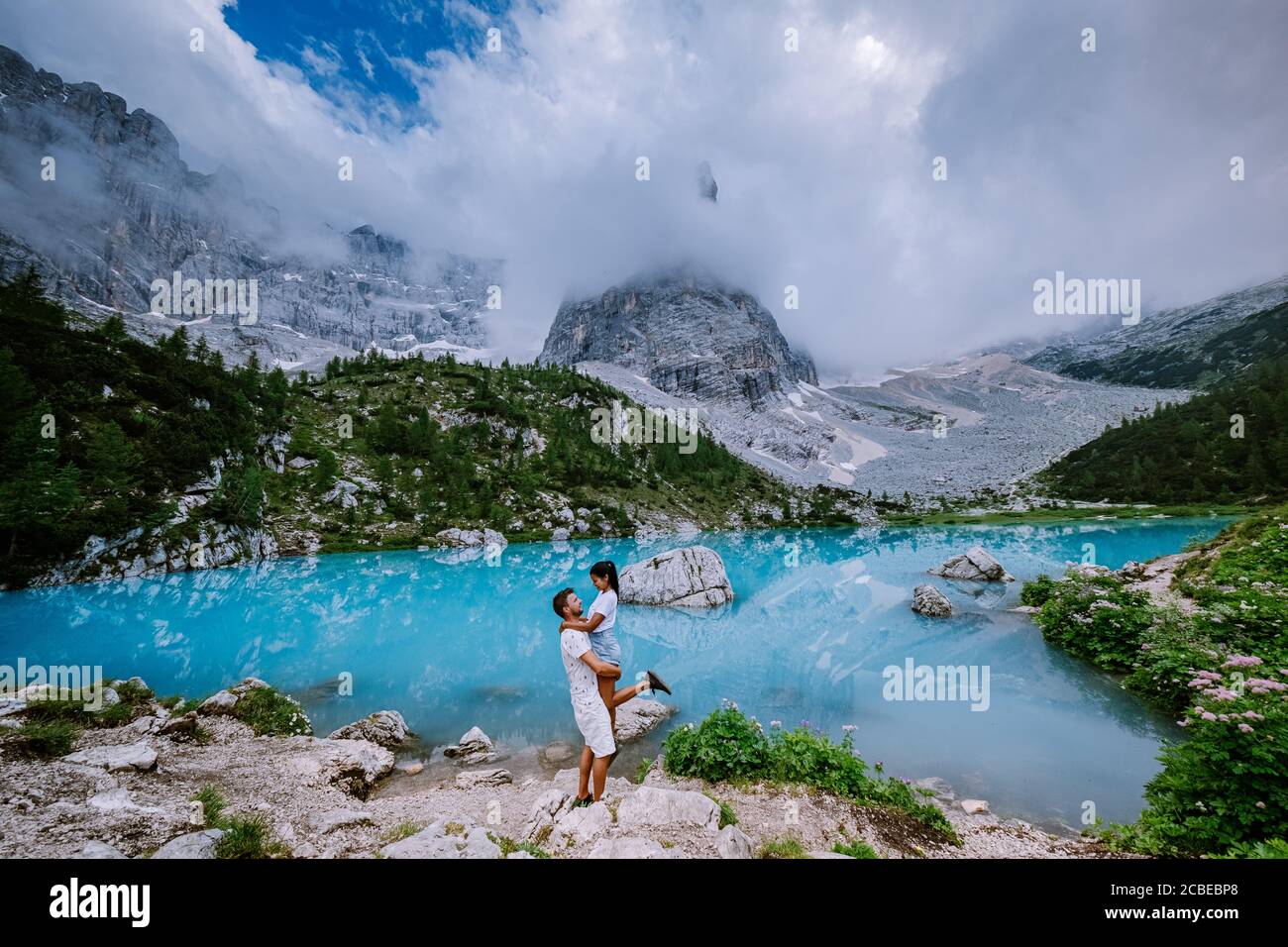 Coppia Visita il lago verde blu delle Dolomiti,splendido lago Sorapis Lago di Sorapis nelle Dolomiti, meta turistica molto apprezzata in Italia Foto Stock