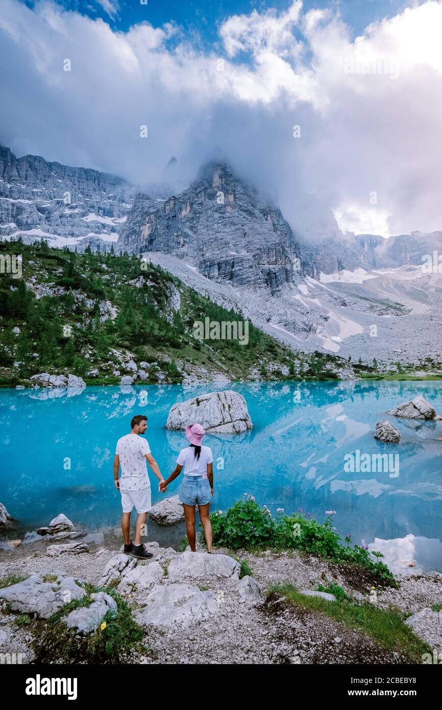Coppia Visita il lago verde blu delle Dolomiti,splendido lago Sorapis Lago di Sorapis nelle Dolomiti, meta turistica molto apprezzata in Italia Foto Stock