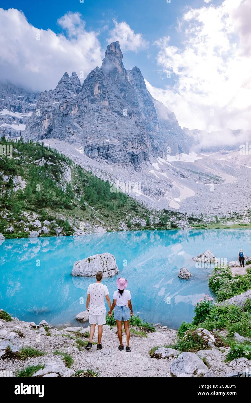 Coppia Visita il lago verde blu delle Dolomiti,splendido lago Sorapis Lago di Sorapis nelle Dolomiti, meta turistica molto apprezzata in Italia Foto Stock
