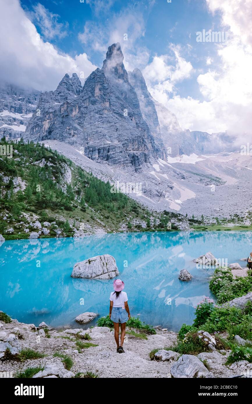 Donna escursioni al lago verde blu delle Dolomiti,splendido lago Sorapis Lago di Sorapis nelle Dolomiti, meta di viaggi molto apprezzata in Italia Foto Stock