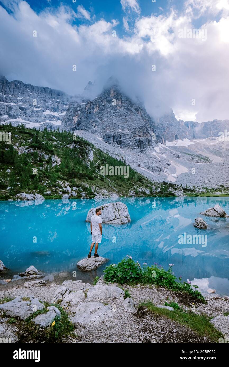 Lago verde blu nelle Dolomiti,splendido lago Sorapis Lago di Sorapis nelle Dolomiti, meta di viaggi molto apprezzata in Italia Foto Stock