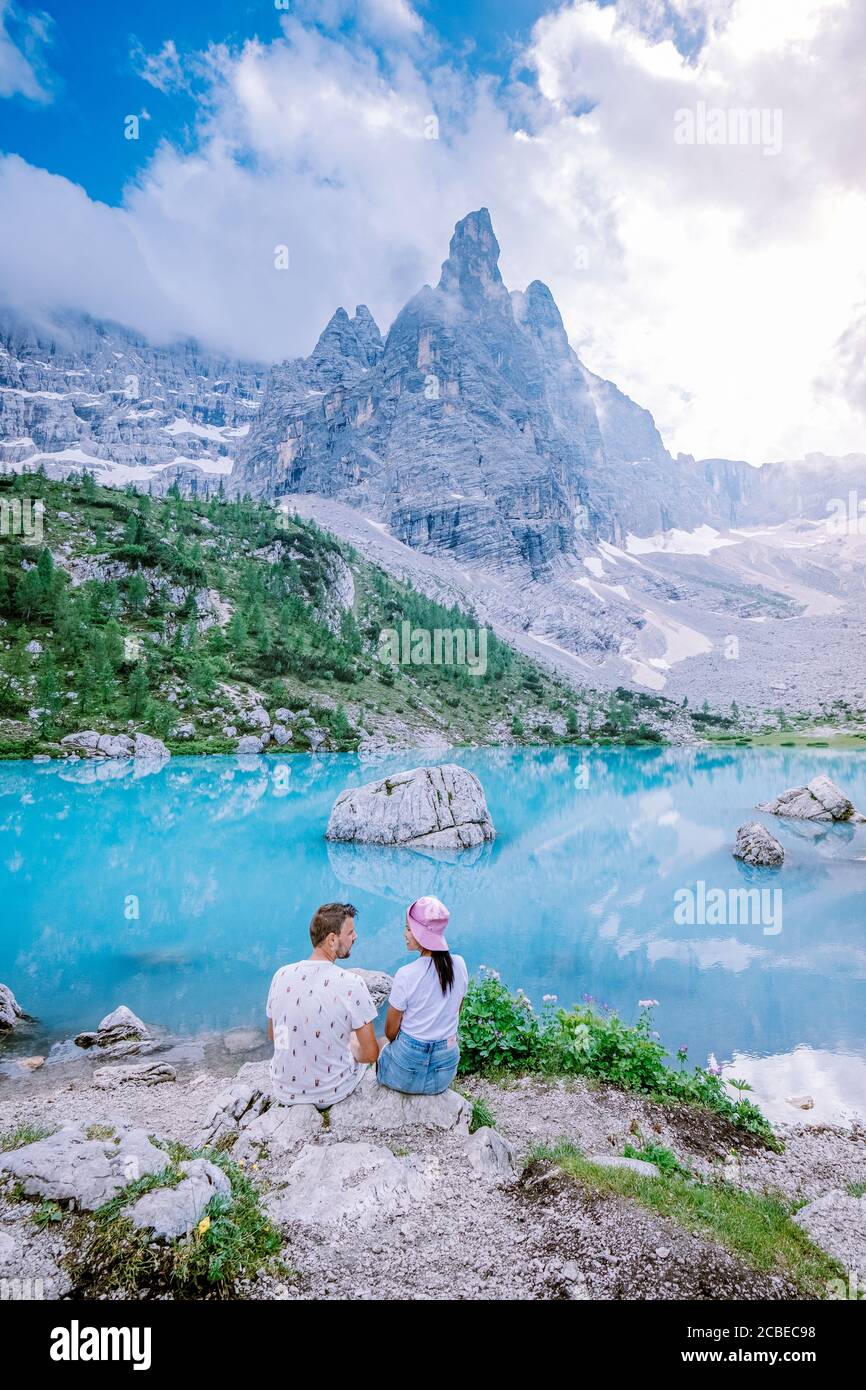 Coppia Visita il lago verde blu delle Dolomiti,splendido lago Sorapis Lago di Sorapis nelle Dolomiti, meta turistica molto apprezzata in Italia Foto Stock