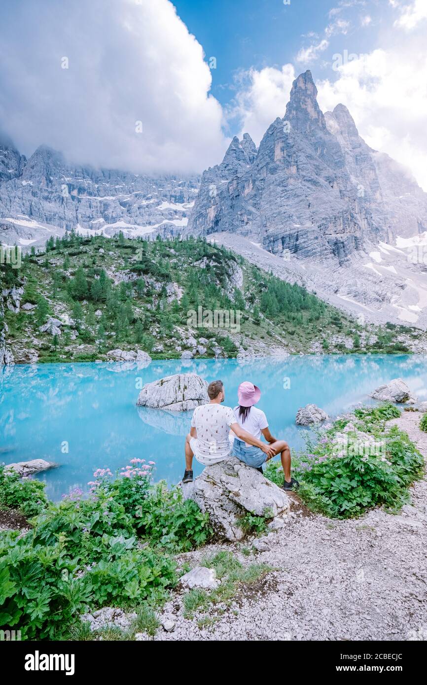 Coppia Visita il lago verde blu delle Dolomiti,splendido lago Sorapis Lago di Sorapis nelle Dolomiti, meta turistica molto apprezzata in Italia Foto Stock