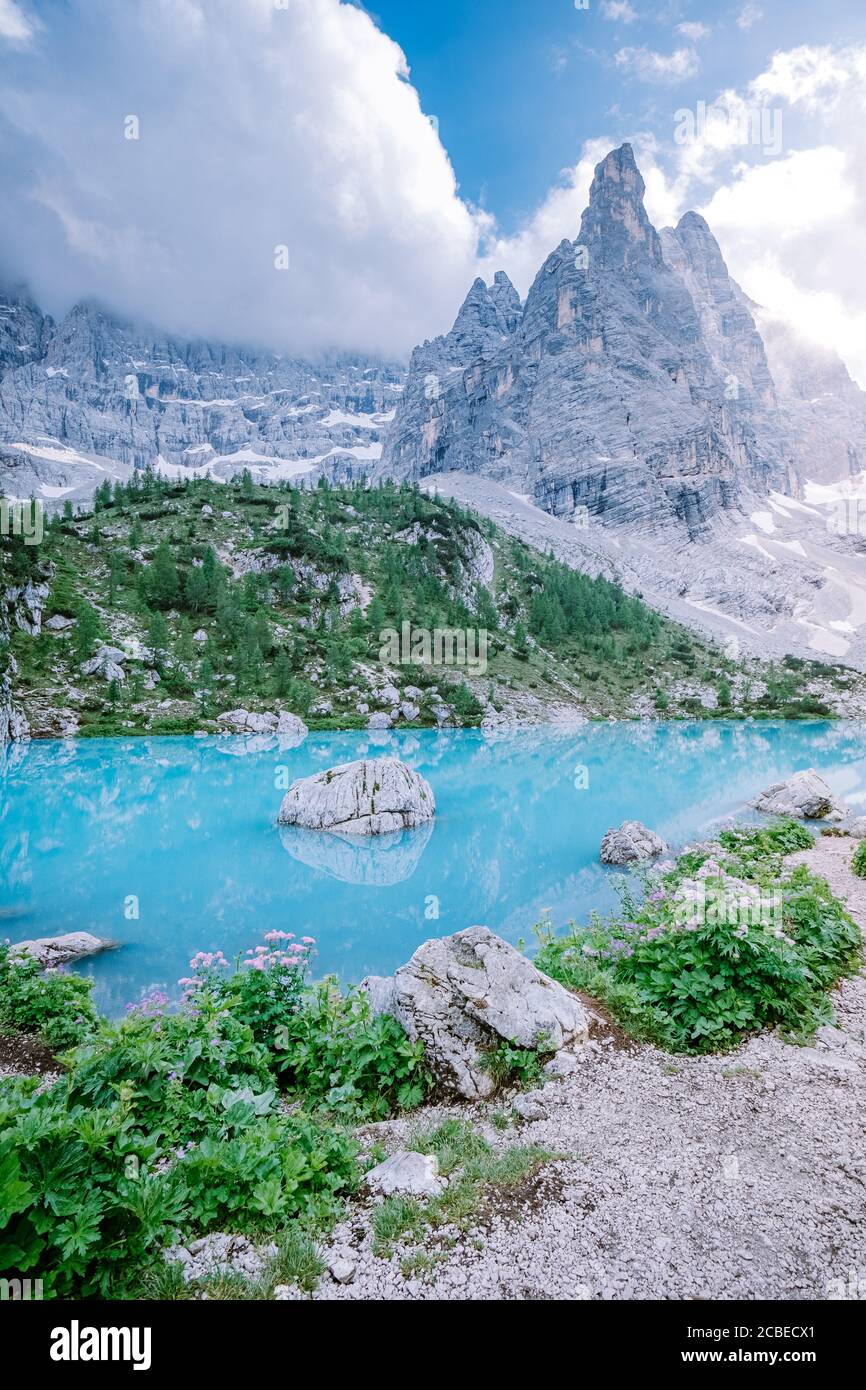 Lago verde blu nelle Dolomiti,splendido lago Sorapis Lago di Sorapis nelle Dolomiti, meta di viaggi molto apprezzata in Italia Foto Stock