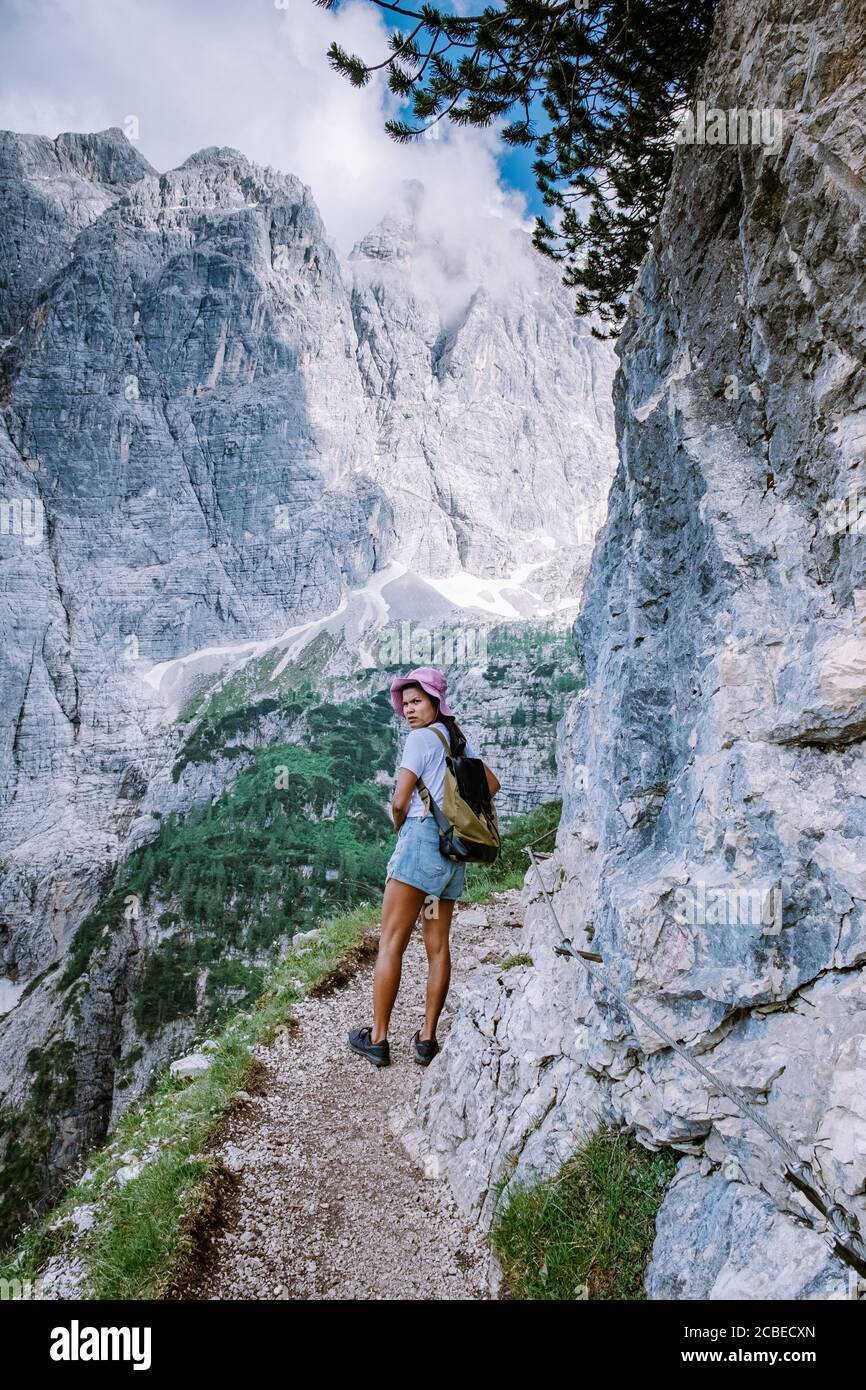 Donna escursioni al lago verde blu delle Dolomiti,splendido lago Sorapis Lago di Sorapis nelle Dolomiti, meta di viaggi molto apprezzata in Italia Foto Stock