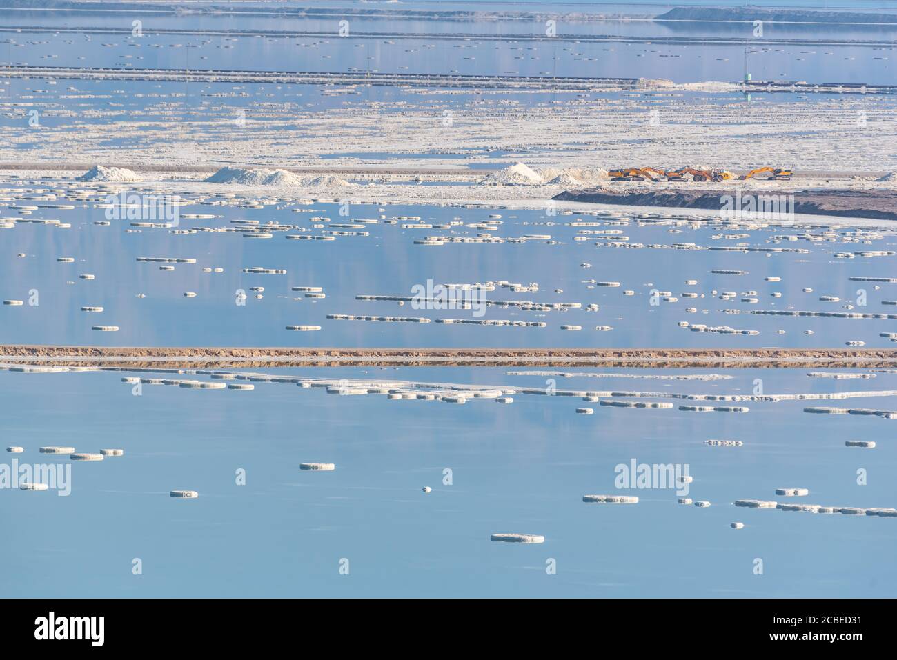 Mar Morto, Israele si affaccia ad est sul mare che asciuga gli hotel resort di Ein Bokek sullo sfondo Foto Stock