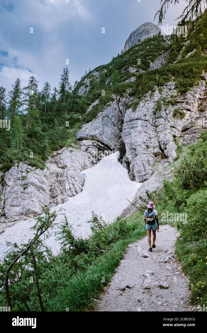 Donna escursioni al lago verde blu delle Dolomiti,splendido lago Sorapis Lago di Sorapis nelle Dolomiti, meta di viaggi molto apprezzata in Italia Foto Stock
