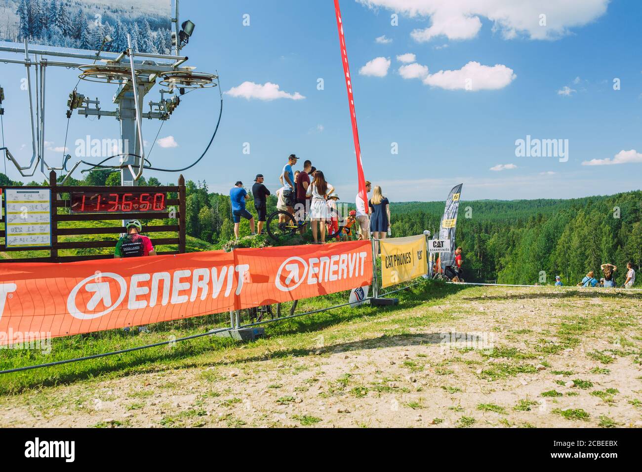 Città Cesis, Lettonia. Pista per mountain bike. Una giornata di sole sulla montagna.09.08.2020 Foto Stock