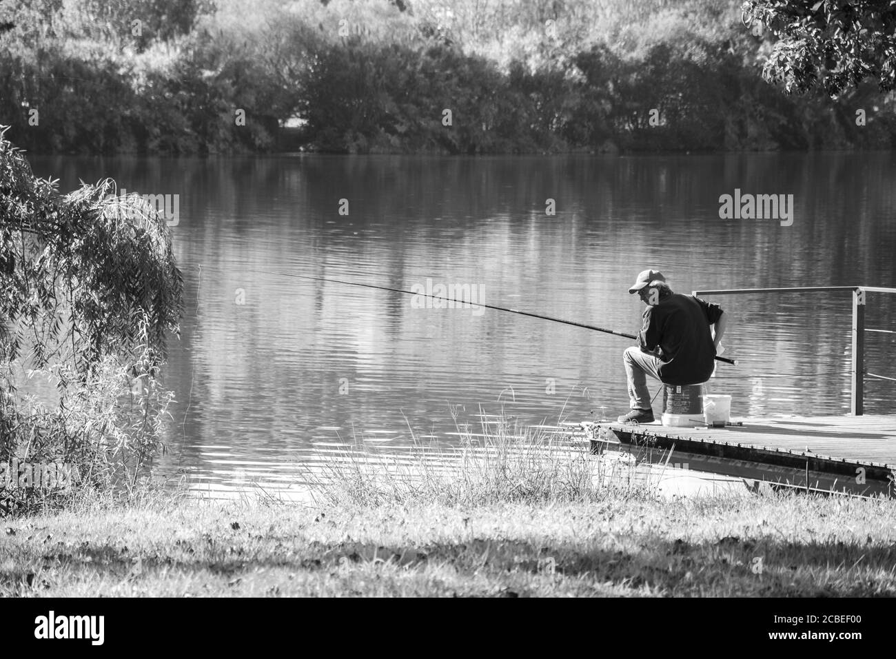 COIMBRA, PORTOGALLO - 18 ottobre 2019: Pescatore Lonesome sulle rive del fiume Mondego a Coimbra. Foto Stock