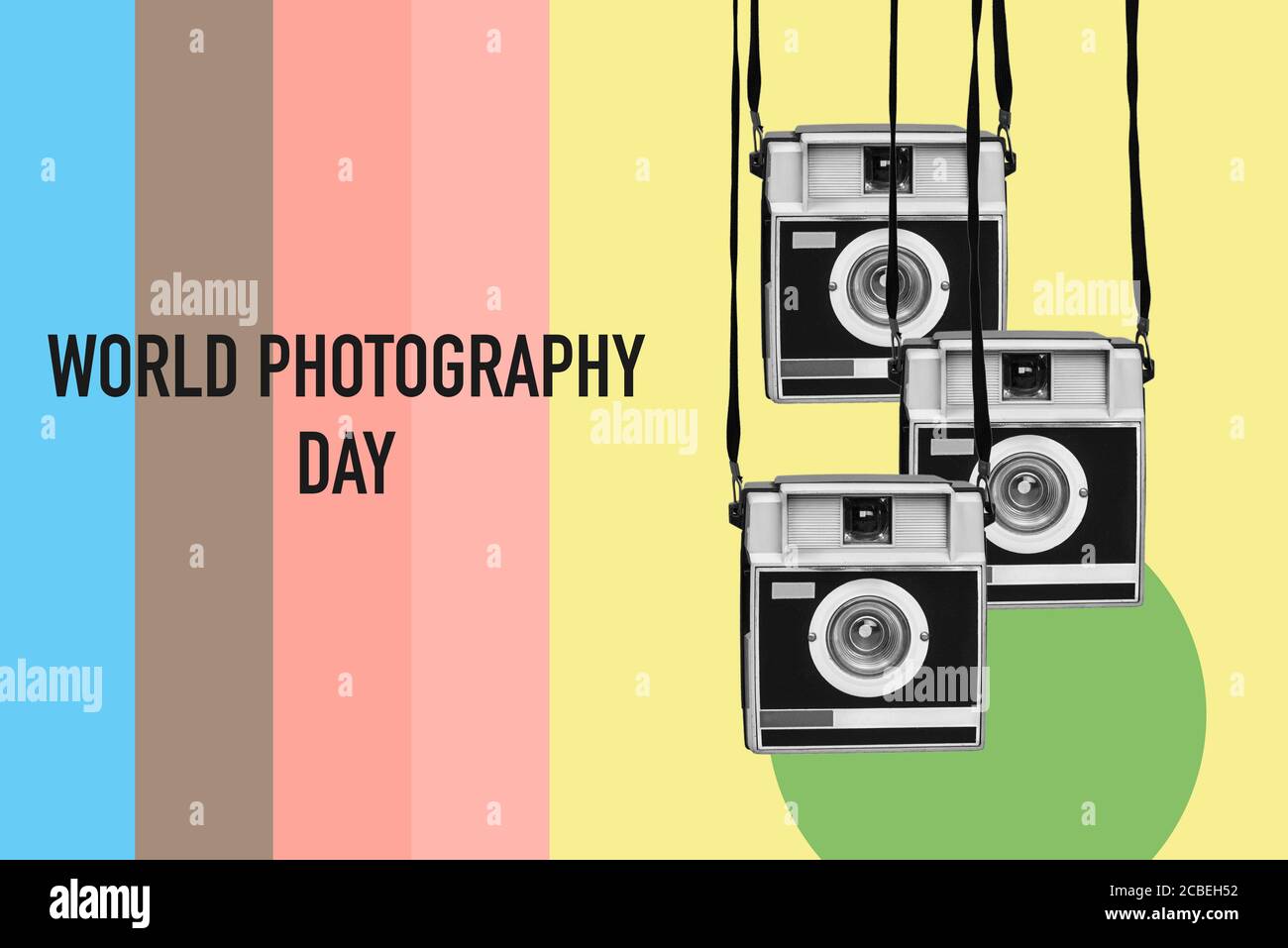 alcune fotocamere retrò, in bianco e nero, e il mondo del testo fotografia giorno su uno sfondo di strisce di colori diversi Foto Stock