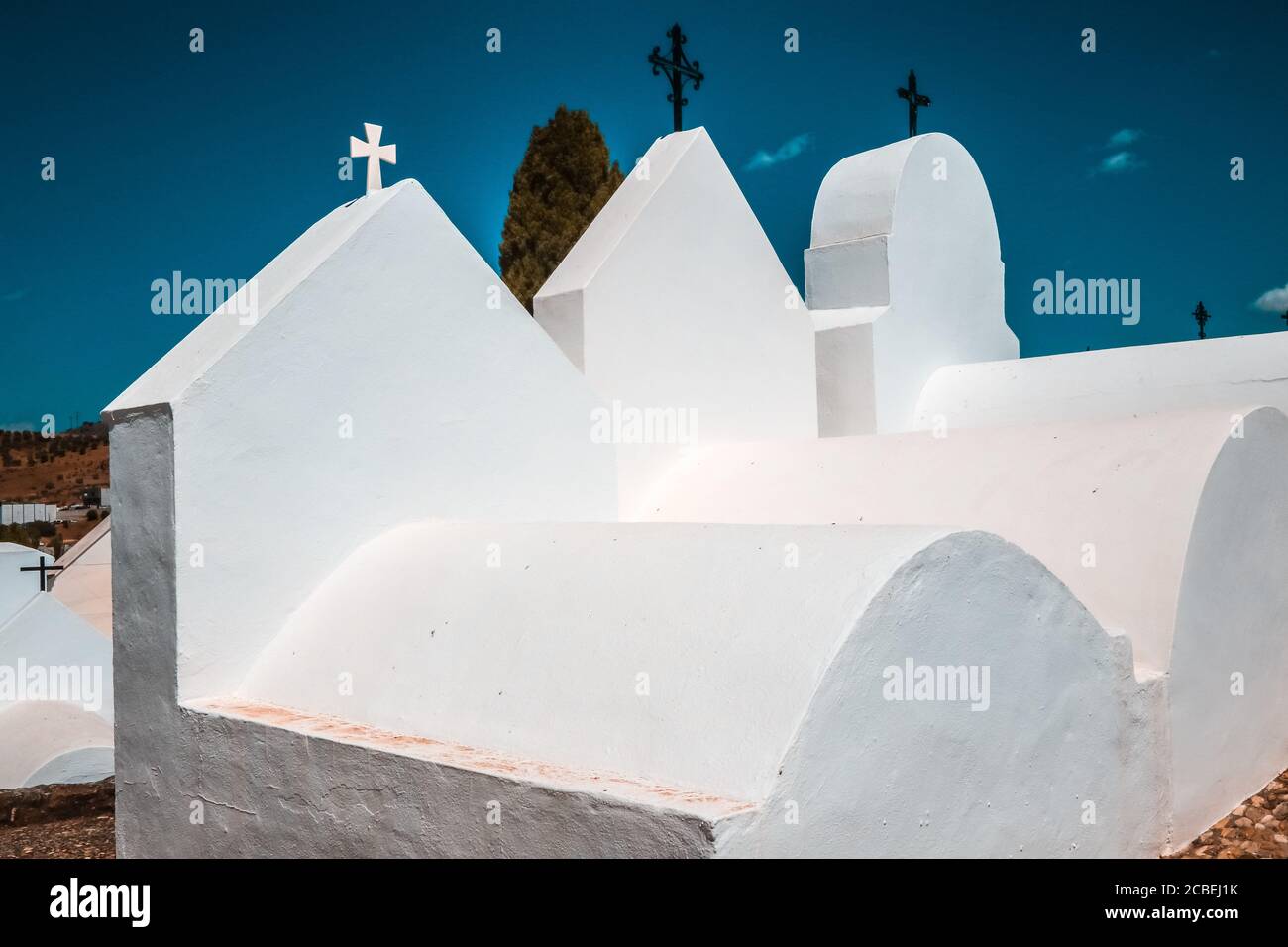 Malaga, Spagna. 13 agosto 2020: 13 agosto 2020 (Casabermeja, Malaga ) il cimitero di Casabermeja è uno dei più famosi e peculiari di tutta l'Andalusia, costruito nel XVIII secolo, ha dal 1980 con la dichiarazione del Monumento Nazionale e dal 2006 con il titolo di proprietà di interesse Culturale. Molto curioso per le sue strade strette e ben tenuto facades.The nicchie hanno una grande varietà di forme e dimensioni. Credit: ZUMA Press, Inc./Alamy Live News Foto Stock