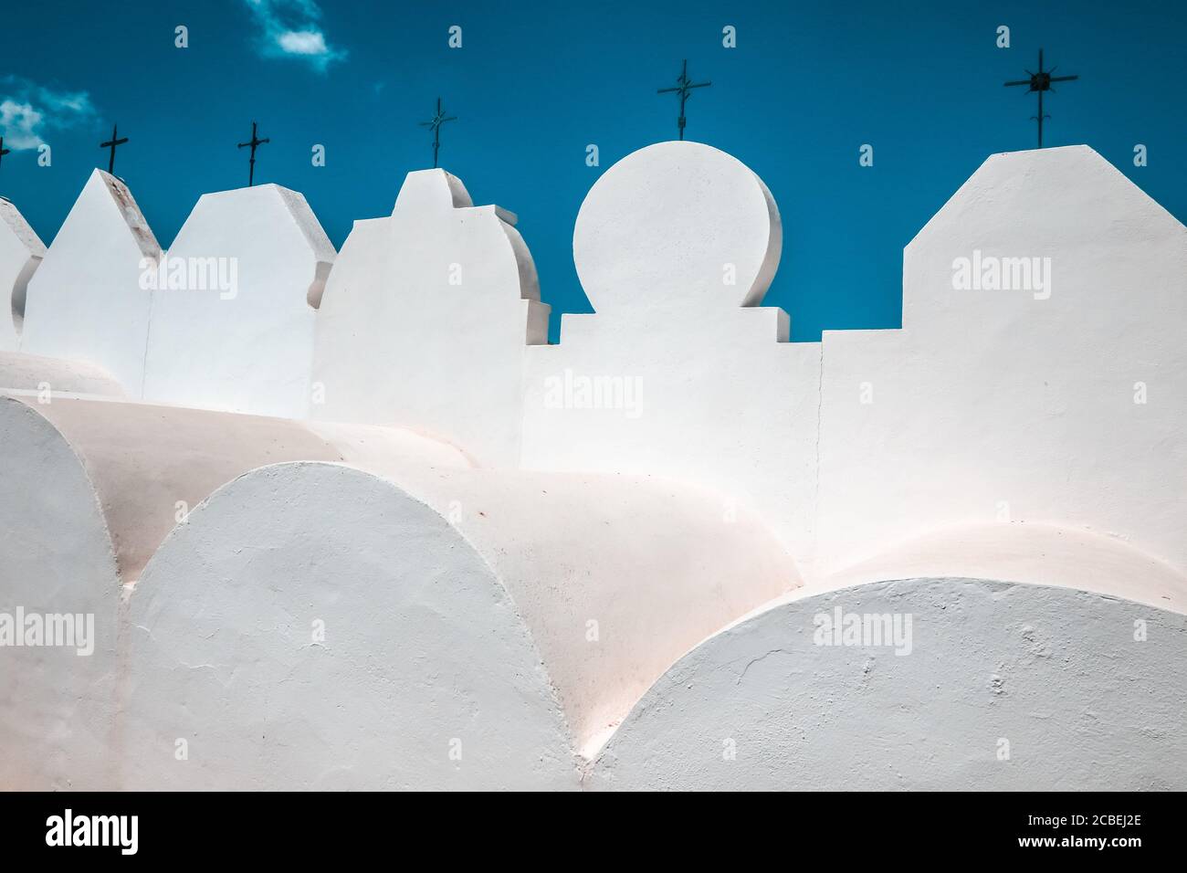 Malaga, Spagna. 13 agosto 2020: 13 agosto 2020 (Casabermeja, Malaga ) il cimitero di Casabermeja è uno dei più famosi e peculiari di tutta l'Andalusia, costruito nel XVIII secolo, ha dal 1980 con la dichiarazione del Monumento Nazionale e dal 2006 con il titolo di proprietà di interesse Culturale. Molto curioso per le sue strade strette e ben tenuto facades.The nicchie hanno una grande varietà di forme e dimensioni. Credit: ZUMA Press, Inc./Alamy Live News Foto Stock