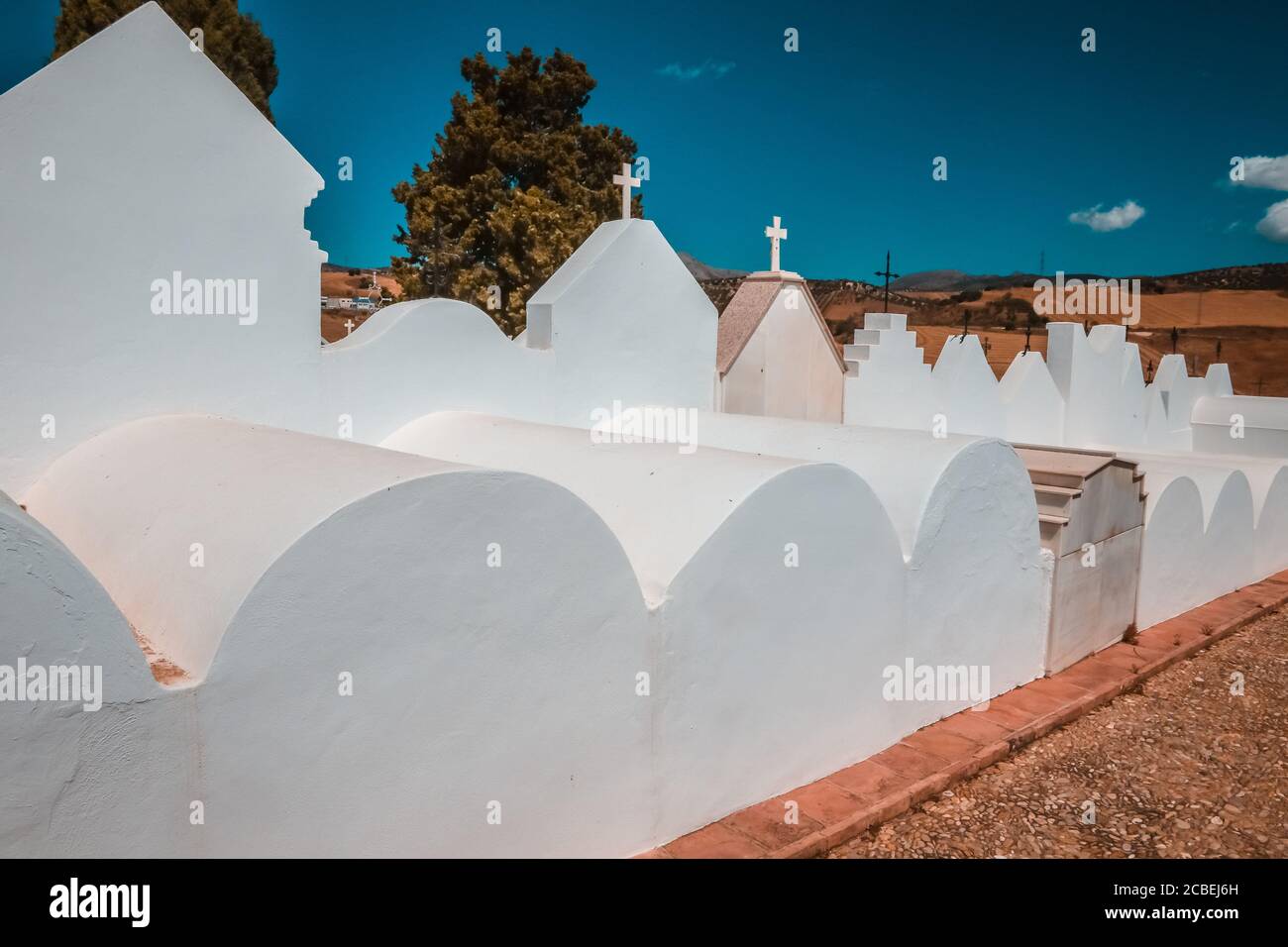 Malaga, Spagna. 13 agosto 2020: 13 agosto 2020 (Casabermeja, Malaga ) il cimitero di Casabermeja è uno dei più famosi e peculiari di tutta l'Andalusia, costruito nel XVIII secolo, ha dal 1980 con la dichiarazione del Monumento Nazionale e dal 2006 con il titolo di proprietà di interesse Culturale. Molto curioso per le sue strade strette e ben tenuto facades.The nicchie hanno una grande varietà di forme e dimensioni. Credit: ZUMA Press, Inc./Alamy Live News Foto Stock
