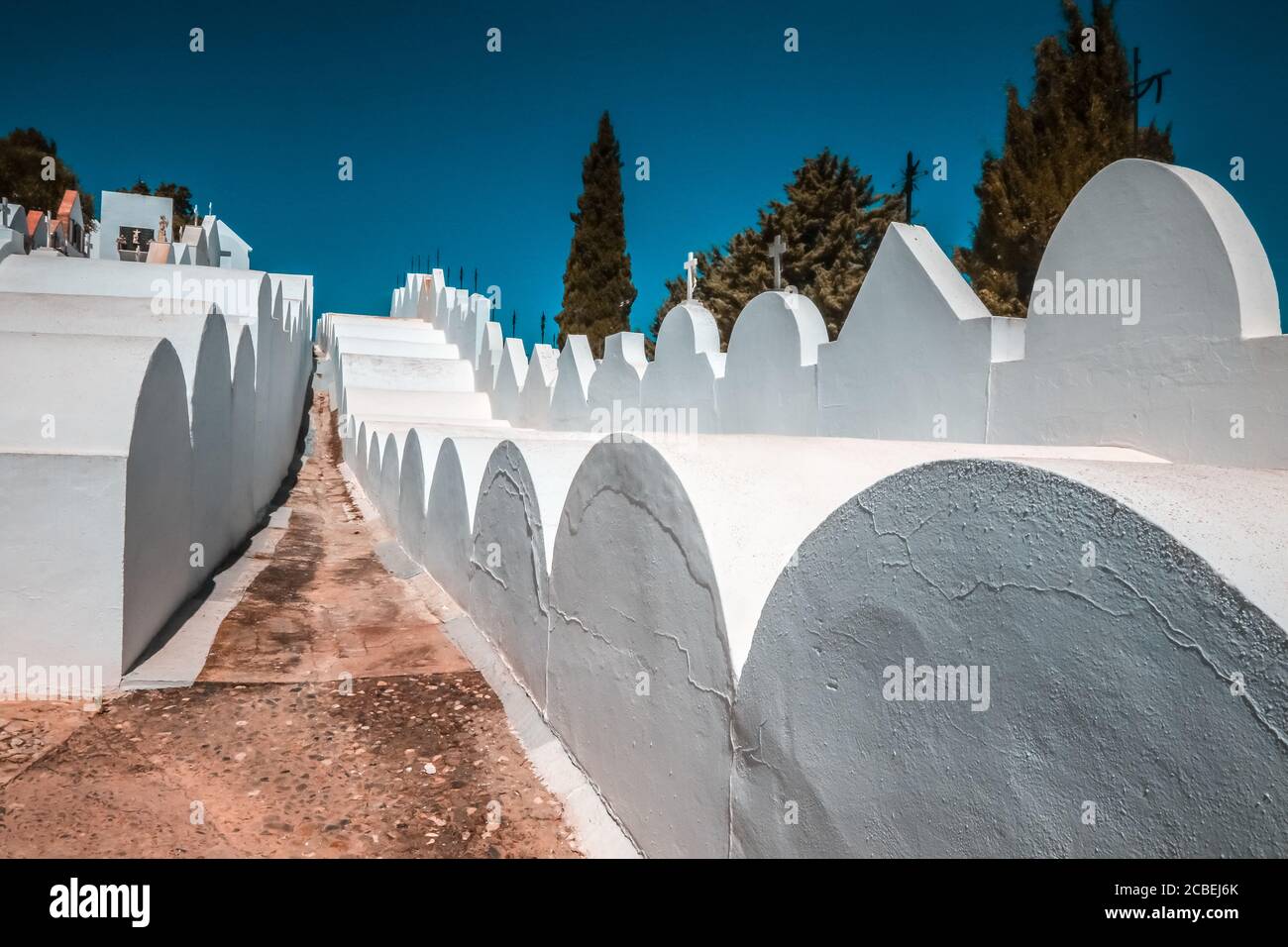 Malaga, Spagna. 13 agosto 2020: 13 agosto 2020 (Casabermeja, Malaga ) il cimitero di Casabermeja è uno dei più famosi e peculiari di tutta l'Andalusia, costruito nel XVIII secolo, ha dal 1980 con la dichiarazione del Monumento Nazionale e dal 2006 con il titolo di proprietà di interesse Culturale. Molto curioso per le sue strade strette e ben tenuto facades.The nicchie hanno una grande varietà di forme e dimensioni. Credit: ZUMA Press, Inc./Alamy Live News Foto Stock